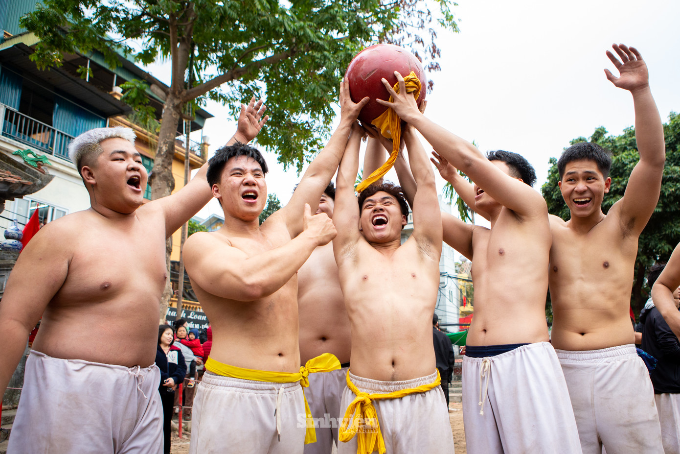 Đội giành giải Nhất Hội vật cầu làng Thuý Lĩnh (Lễ hội vật cầu truyền thống phường Lĩnh Nam) năm 2025.