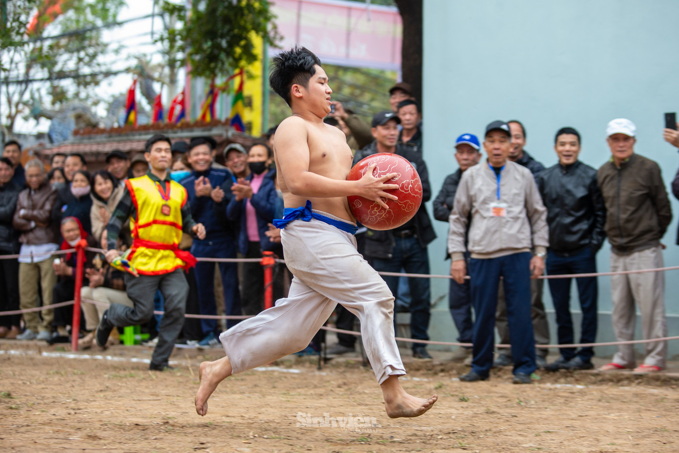 Một pha cướp cầu, bứt tốc ghi điểm của các thiếu niên làng Thuý Lĩnh.