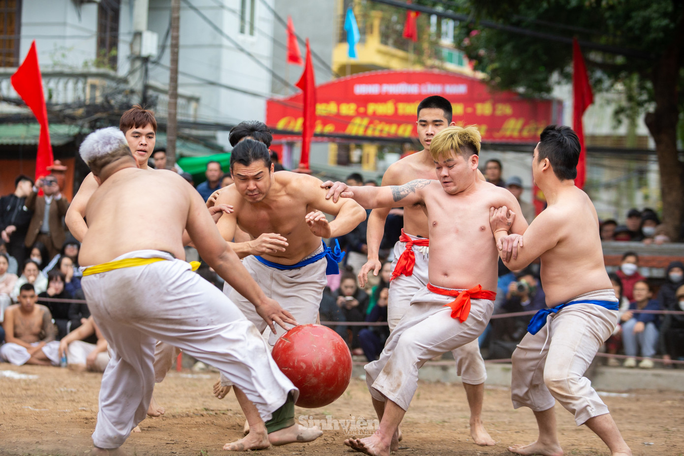 Lễ hội có từ thời vua Lý Thánh Tông (1054 - 1072), gắn với huyền tích về thái tử Linh Lang, con trai thứ tư của vua. Tương truyền, ông thường tổ chức hội vật cầu để quân sĩ vui chơi dịp Tết đến xuân về và rèn luyện sức khỏe.