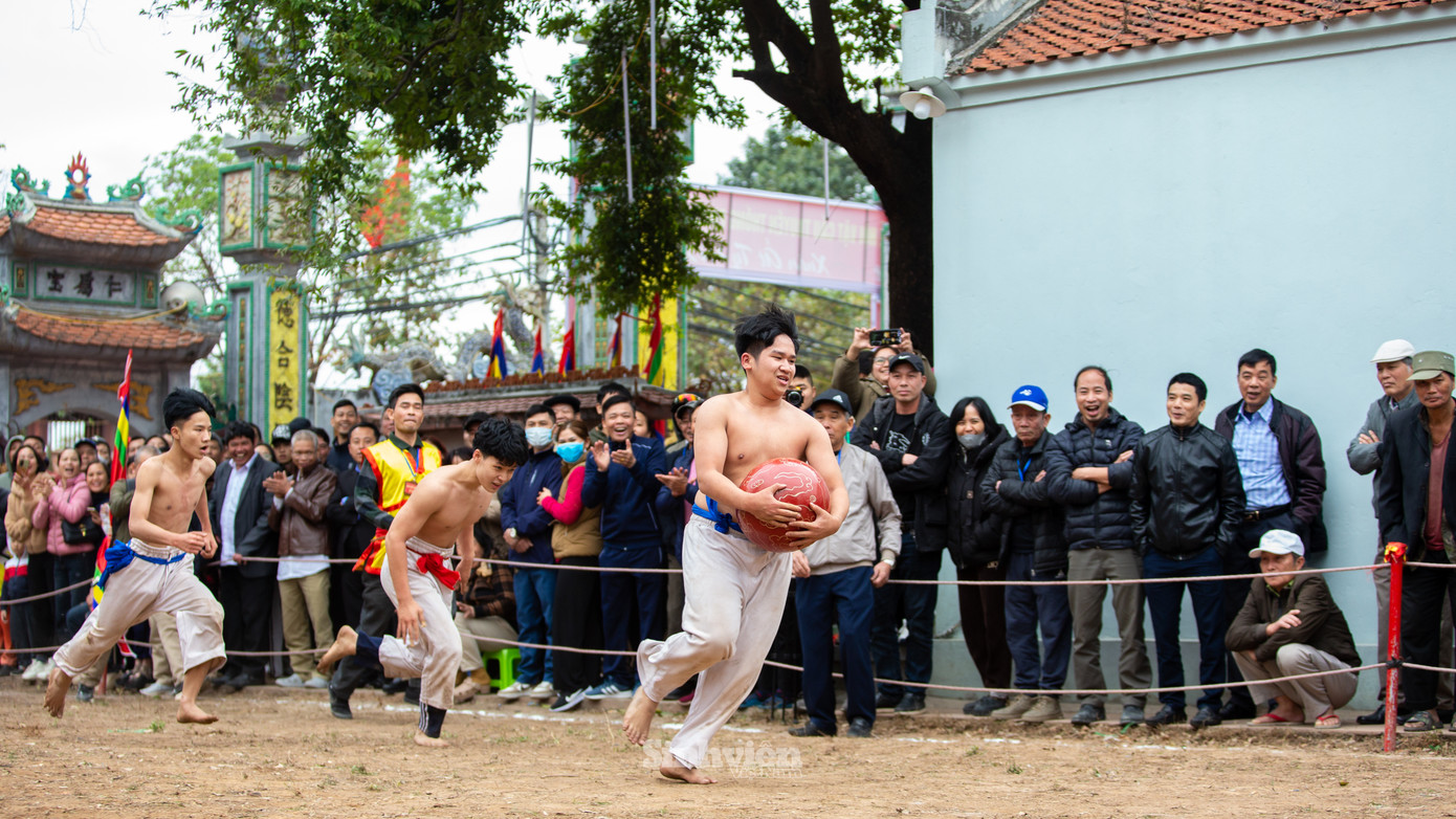 Một pha cướp cầu, bứt tốc ghi điểm của các thiếu niên làng Thuý Lĩnh.