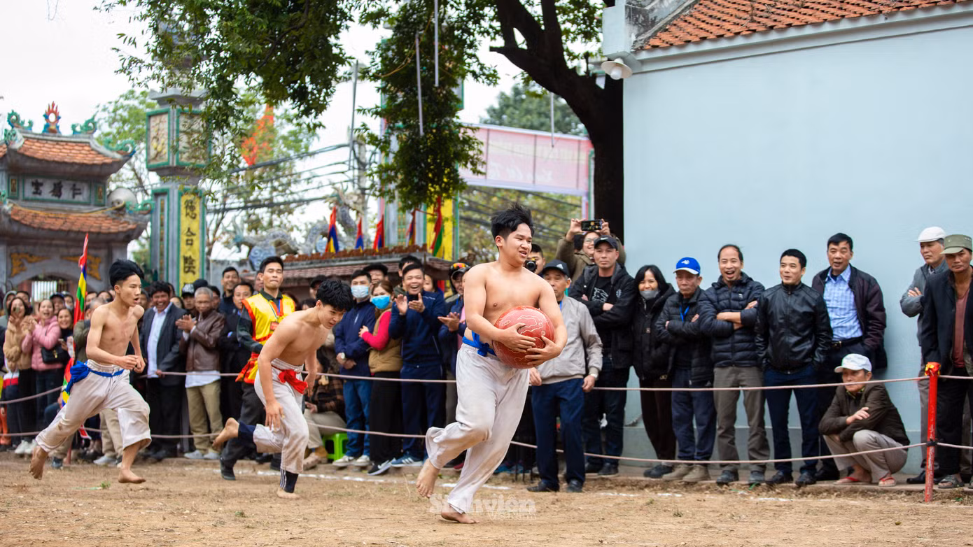 Một pha cướp cầu, bứt tốc ghi điểm của các thiếu niên làng Thuý Lĩnh.