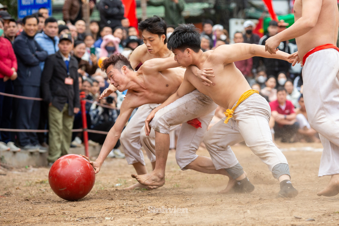 Những màn tranh đấu quyết liệt, mãn nhãn, bừng sức trẻ tại Lễ hội vật cầu làng Thuý Lĩnh (Lễ hội vật cầu truyền thống phường Lĩnh Nam) năm 2025.