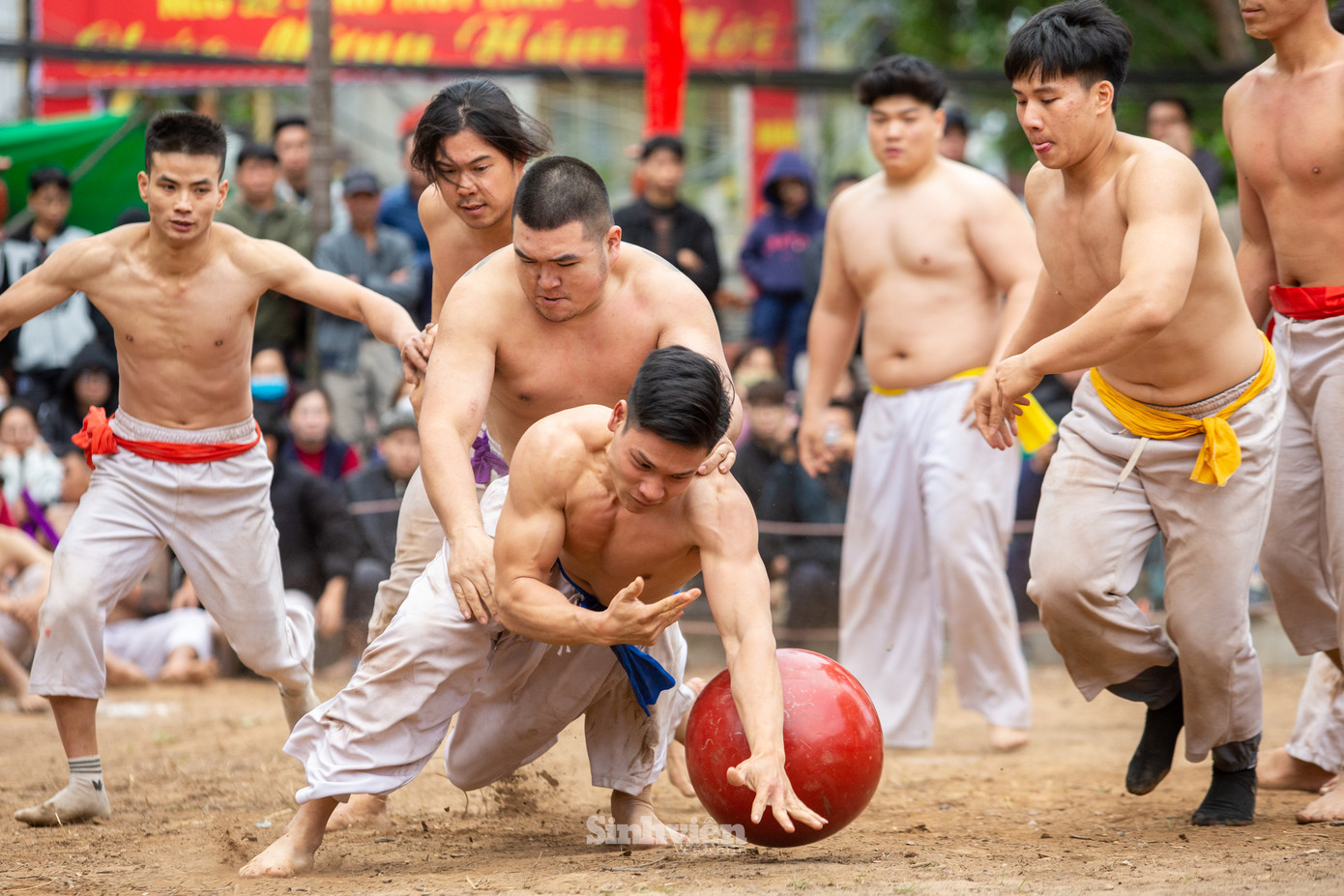 Sau trận vật cầu thiếu niên là các trận chung kết của thanh niên, những vận động viên kỳ cựu, giàu kinh nghiệm.