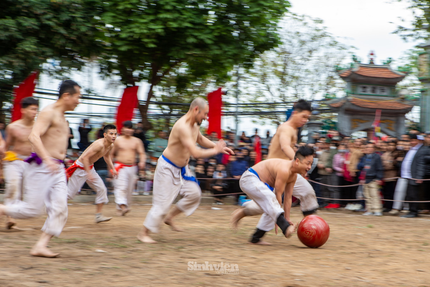 Các vận động viên có thể dùng nhiều cách để đoạt cầu, đưa cầu về hố, không được phép xô đẩy, kéo người...