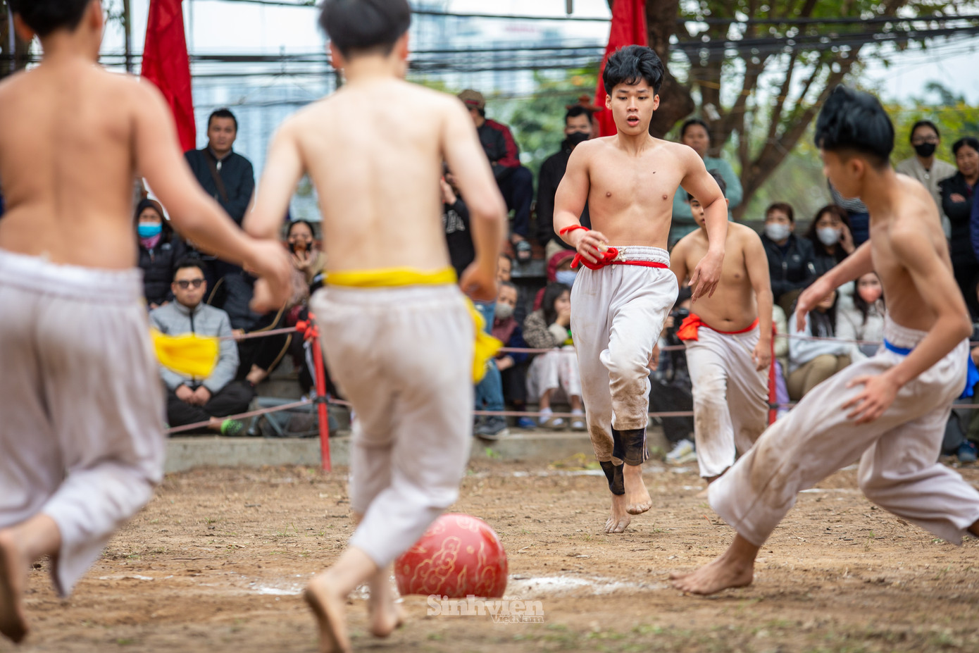 Vận động viên tham gia thi đấu là các thanh thiếu niên của làng Thuý Lĩnh, đòi hỏi có sức khoẻ cường tráng, nhanh nhẹn, khéo léo và tính toán chiến thuật hợp lý. Các vận động viên cởi trần, mặc quần trắng, thắt đai lưng màu tương ứng với màu cờ hiệu của đội. Một sân vật cầu có 4 hố ở 4 góc sân, mỗi hố có 2 vận động viên (1 đội). Quả cầu gỗ đặt ở giữa sân, khi có hiệu lệnh từ trọng tài, các đội lao nhanh cướp cầu, đưa về hố của đội mình để ghi điểm.