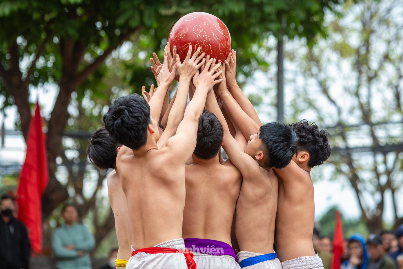 Hội vật cầu làng Thúy Lĩnh (Lễ hội vật cầu truyền thống phường Lĩnh Nam) diễn ra vào mùng 4, 5 và 6 tháng Giêng hằng năm tại đình Thúy Lĩnh, phường Lĩnh Nam, quận Hoàng Mai, Hà Nội. Đây là lễ hội truyền thống của người dân Kinh kỳ để tưởng nhớ tới công lao của Linh Lang Đại vương và thể hiện tinh thần thượng võ của dân tộc.