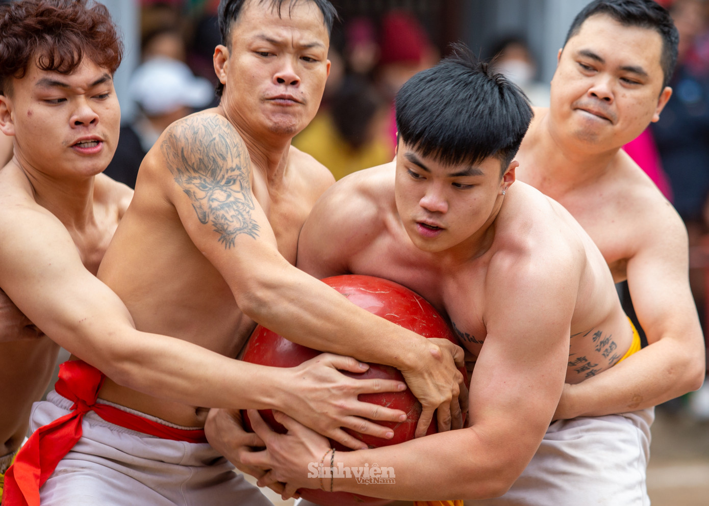 Vận động viên tham gia thi đấu là các thanh thiếu niên của làng Thuý Lĩnh, đòi hỏi có sức khoẻ cường tráng, nhanh nhẹn, khéo léo và tính toán chiến thuật hợp lý. Các vận động viên cởi trần, mặc quần trắng, thắt đai lưng màu tương ứng với màu cờ hiệu của đội. Một sân vật cầu có 4 hố ở 4 góc sân, mỗi hố có 2 vận động viên (1 đội). Quả cầu gỗ đặt ở giữa sân, khi có hiệu lệnh từ trọng tài, các đội lao nhanh cướp cầu, đưa về hố của đội mình để ghi điểm.