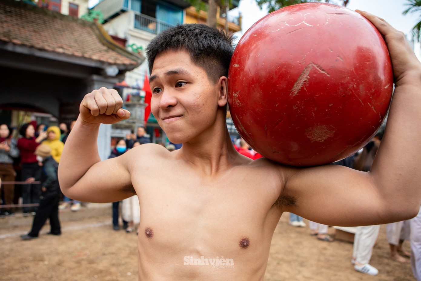 Vận động viên tham gia thi đấu là các thanh thiếu niên của làng Thuý Lĩnh, đòi hỏi có sức khoẻ cường tráng, nhanh nhẹn, khéo léo và tính toán chiến thuật hợp lý. Các vận động viên cởi trần, mặc quần trắng, thắt đai lưng màu tương ứng với màu cờ hiệu của đội. Một sân vật cầu có 4 hố ở 4 góc sân, mỗi hố có 2 vận động viên (1 đội). Quả cầu gỗ đặt ở giữa sân, khi có hiệu lệnh từ trọng tài, các đội lao nhanh cướp cầu, đưa về hố của đội mình để ghi điểm.