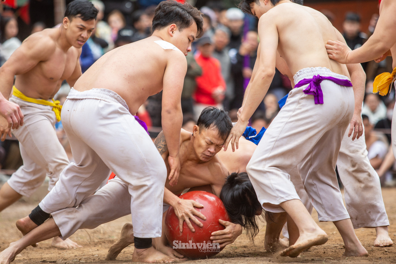 Những màn tranh đấu quyết liệt, mãn nhãn, bừng sức trẻ tại Lễ hội vật cầu làng Thuý Lĩnh (Lễ hội vật cầu truyền thống phường Lĩnh Nam) năm 2025.