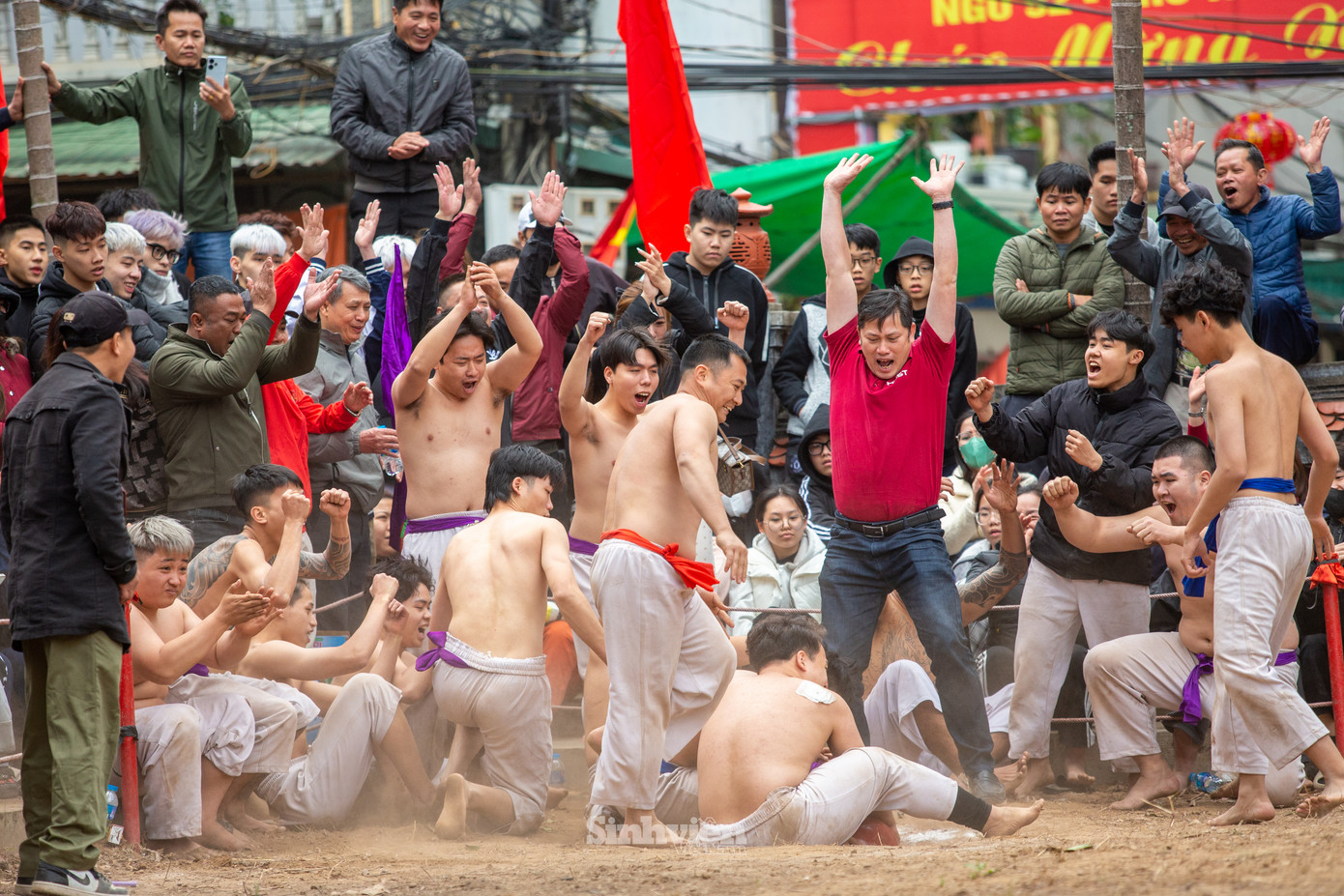 Các đội giành giật từng điểm số.