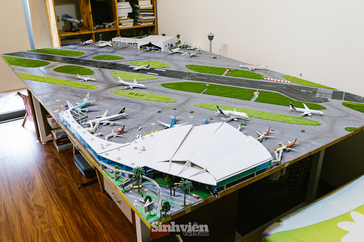 Mô hình sân bay của Dương có kích thước 2400mm x 1350mm, bao gồm đầy đủ các khu vực chức năng như nhà ga hành khách, ga hàng hóa, đường băng, đài kiểm soát không lưu... Điểm nhấn đặc biệt của sân bay là nhà ga hành khách được thiết kế theo hình dáng hoa lan trắng. Dương giải thích: "Mình muốn tạo ra một thiết kế khác biệt, không giống với bất kỳ mô hình sân bay nào khác."
