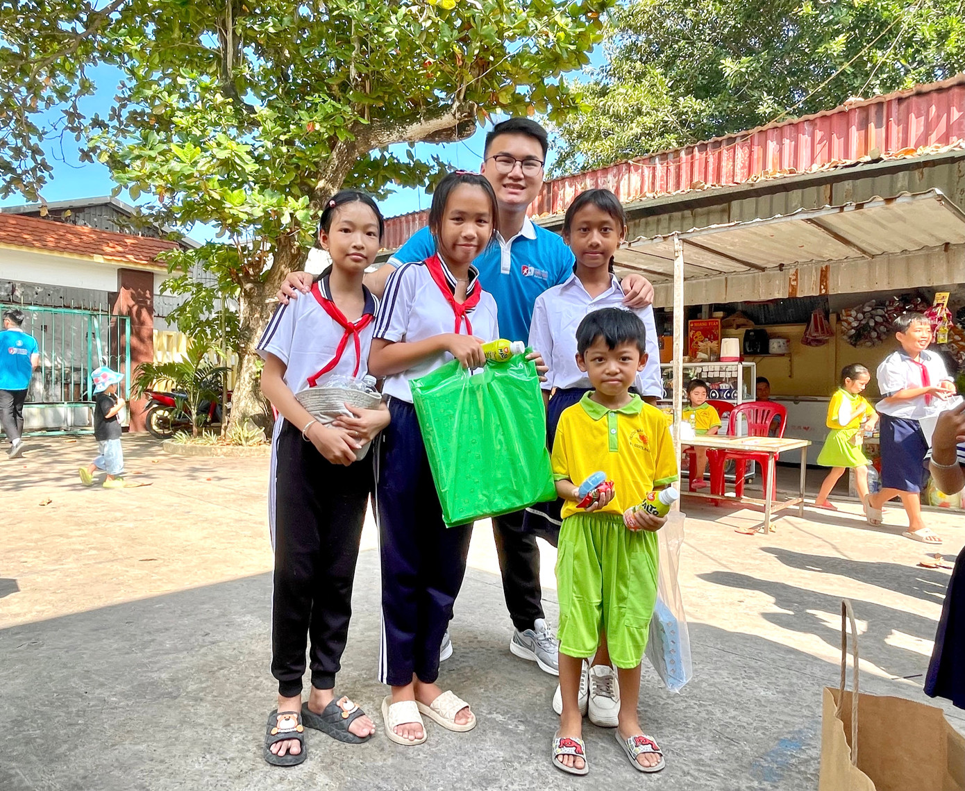 Việt Hoàng là 1 trong hơn 200 sinh viên ưu tú đại diện cho 2,1 triệu sinh viên cả nước tham gia hành trình "Sinh viên với biển, đảo Tổ quốc" năm 2024 tại xã Đảo Thổ Châu.