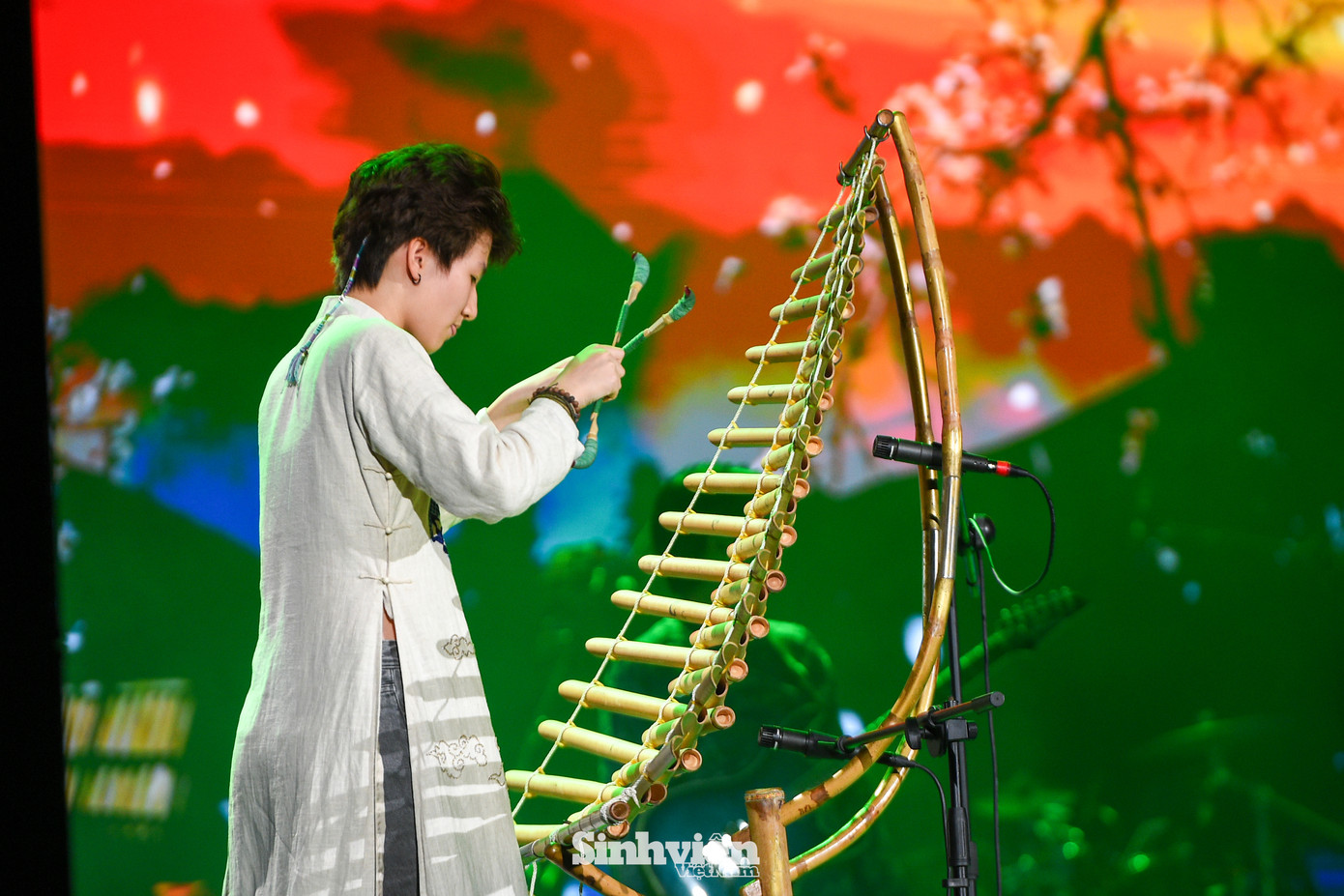 Điểm nhấn đặc biệt làm nên sức hút của các tiết mục chính là sự hòa quyện độc đáo giữa âm nhạc truyền thống và âm nhạc hiện đại. Sự kết hợp nhuần nhuyễn, đầy tinh tế giữa các nhạc cụ dân tộc quen thuộc như đàn bầu, đàn tranh, đàn nhị, đàn đá với âm nhạc điện tử sôi động, hiện đại đã tạo nên những màn trình diễn thực sự ấn tượng và khác biệt, mang đến trải nghiệm âm nhạc mới lạ, đầy cảm xúc cho đông đảo khán giả theo dõi.