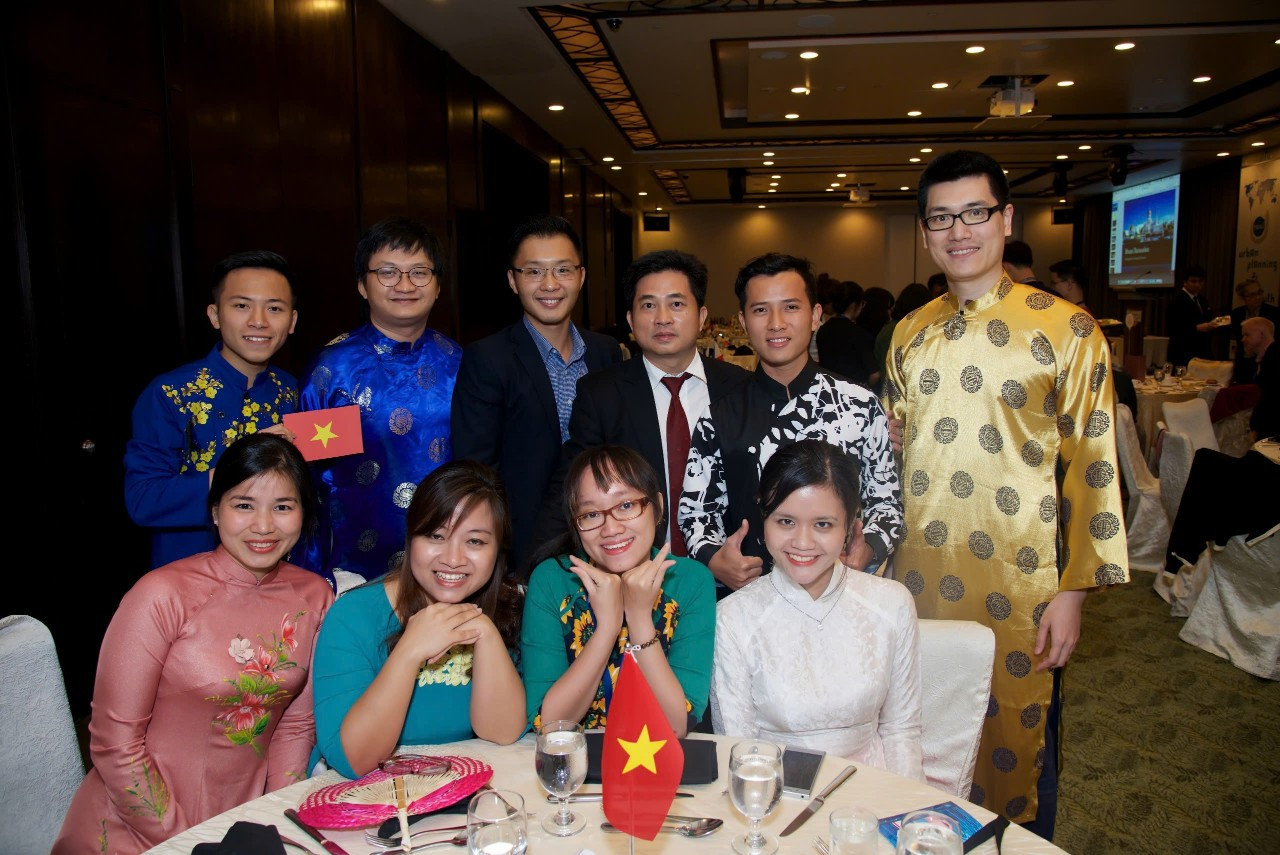 Xuân Sang (cầm cờ Việt Nam) cùng các đại diện Việt Nam chụp ảnh lưu niệm cùng Tham Tán Công Sứ Đinh Hoàng Linh tại Singapore. Xuân Sang (cầm cờ Việt Nam) cùng các đại diện Việt Nam chụp ảnh lưu niệm cùng Tham Tán Công Sứ Đinh Hoàng Linh tại Singapore.