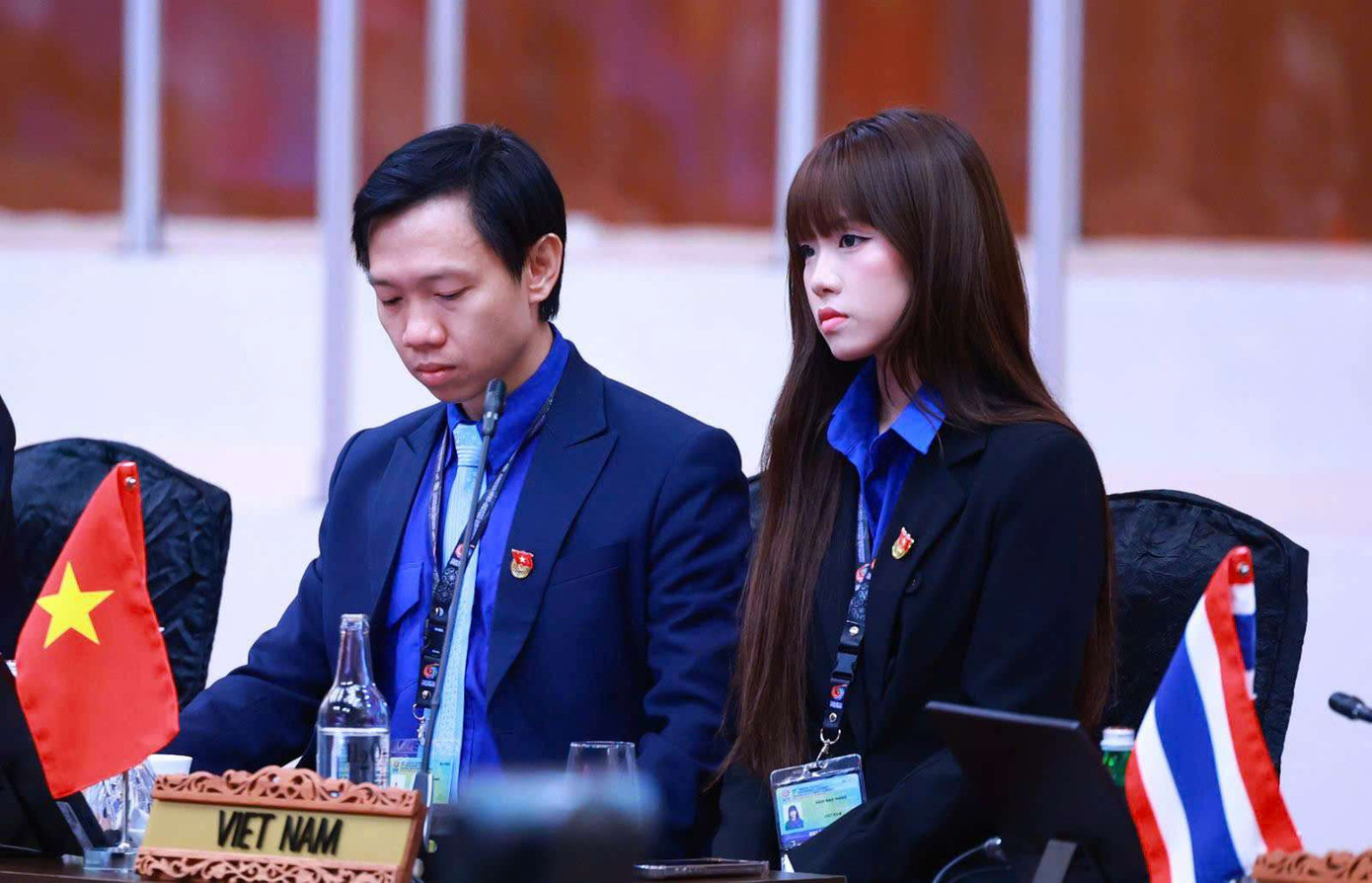 Nguyễn Nam Bảo Ngọc cùng đại biểu Việt Nam tham dự phiên họp chính thức của hội nghị, thể hiện tinh thần trách nhiệm và bản lĩnh hội nhập của thế hệ trẻ Việt Nam. Nguyễn Nam Bảo Ngọc cùng đại biểu Việt Nam tham dự phiên họp chính thức của hội nghị, thể hiện tinh thần trách nhiệm và bản lĩnh hội nhập của thế hệ trẻ Việt Nam.