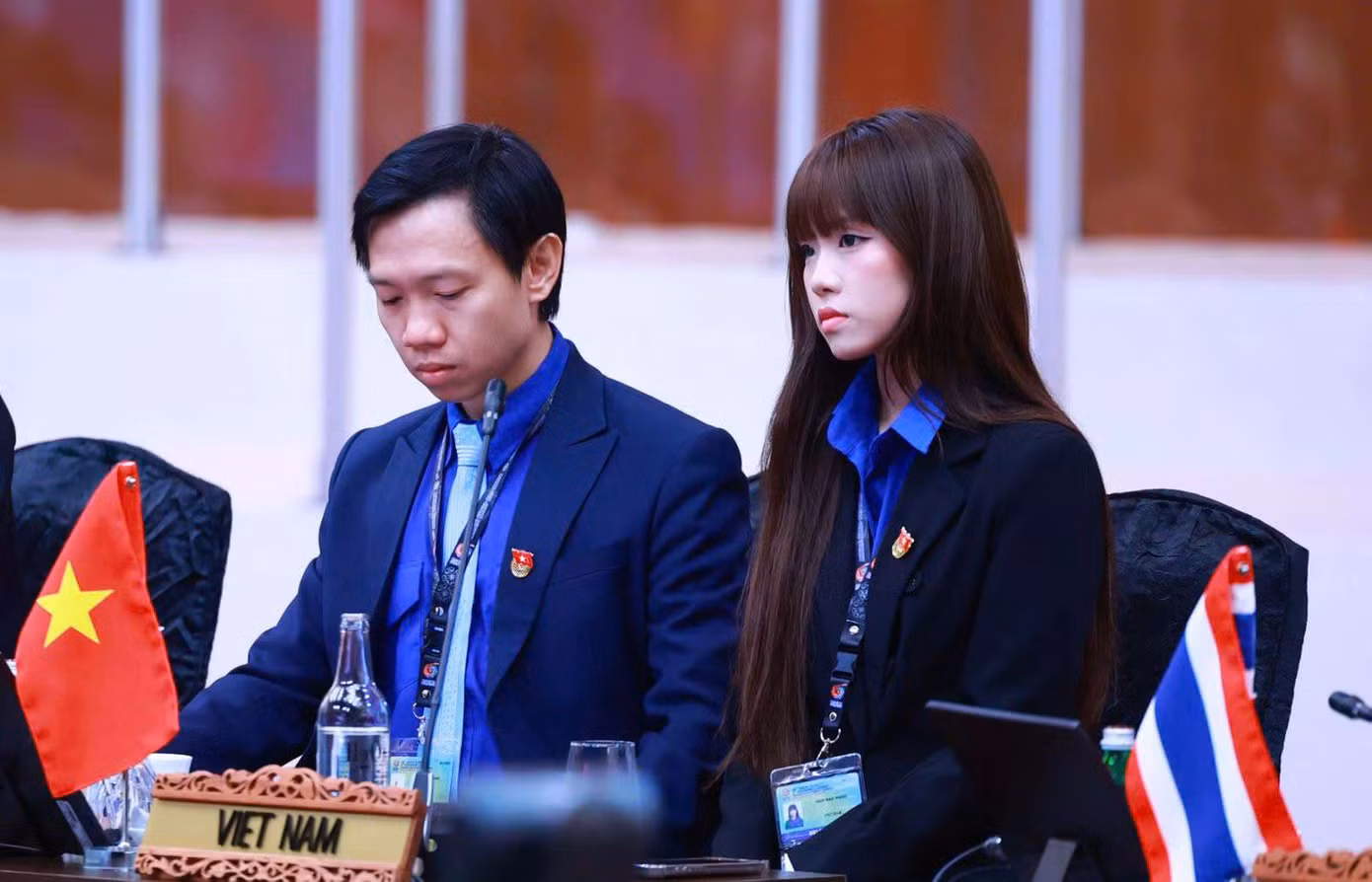 Nguyễn Nam Bảo Ngọc cùng đại biểu Việt Nam tham dự phiên họp chính thức của hội nghị, thể hiện tinh thần trách nhiệm và bản lĩnh hội nhập của thế hệ trẻ Việt Nam.