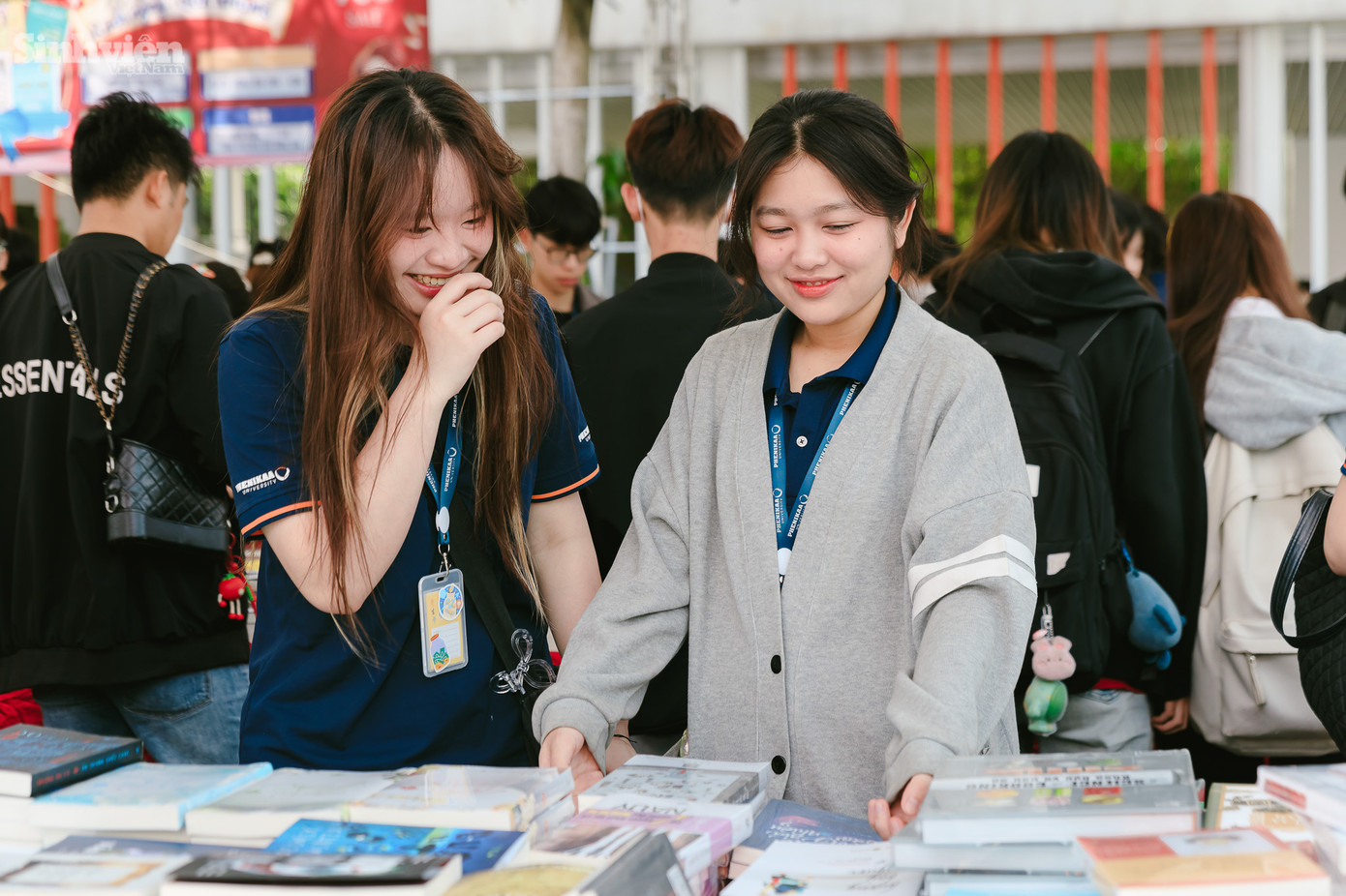 Tiến sĩ Lê Anh Sơn bày tỏ mong muốn rằng mỗi sinh viên của Đại học Phenikaa sẽ tìm thấy những câu chuyện ý nghĩa cho riêng mình trong từng trang sách, khám phá ra những khía cạnh mới của bản thân và nuôi dưỡng những ước mơ, hoài bão vượt ra khỏi những giới hạn của giảng đường. Ngày hội Sách và Văn hoá Đọc tạo ra một không gian mở, nơi sinh viên không chỉ được tiếp cận với hàng trăm đầu sách quý giá mà còn có cơ hội tham gia vào một chuỗi các hoạt động tương tác phong phú và đa dạng. Các hoạt động bao gồm tọa đàm với diễn giả uy tín, trao đổi sách giữa các độc giả, và các hoạt động nghệ thuật, sáng tạo.