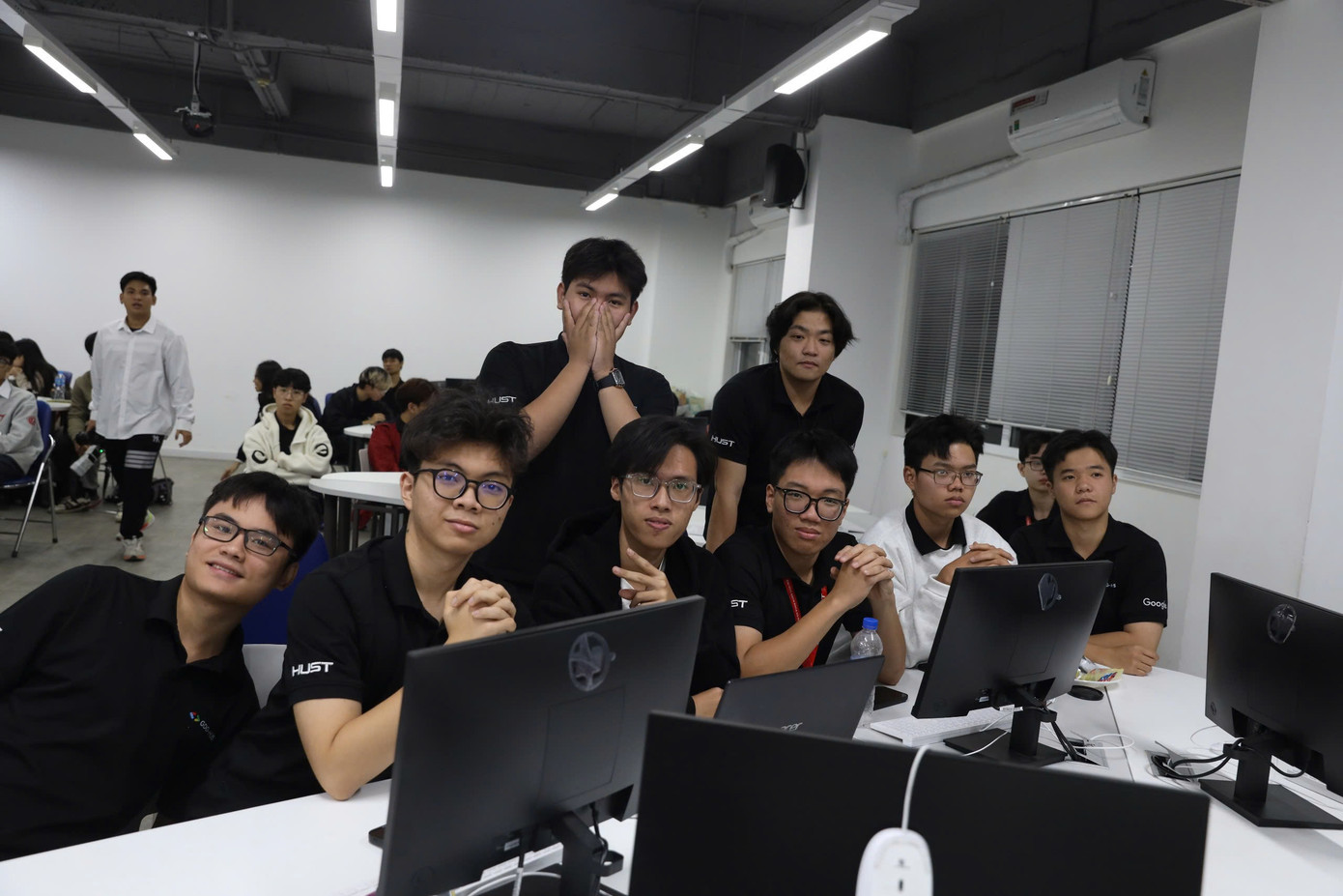 Bình Minh luyện tập các kỹ năng phát triển web và lập trình cùng các anh chị. Bình Minh luyện tập các kỹ năng phát triển web và lập trình cùng các anh chị.