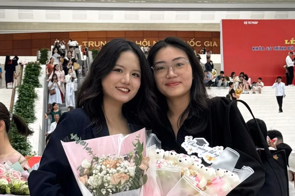 Nam Phương và bạn thân tại lễ tốt nghiệp của Trường Đại học Luật Hà Nội năm 2024.