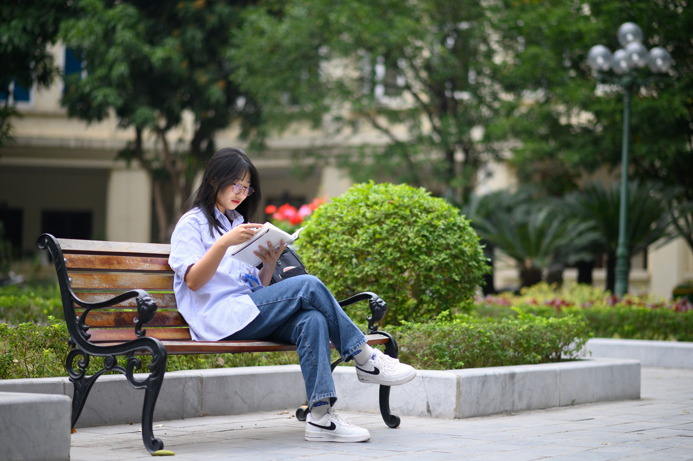 Quỳnh Anh (18 tuổi, quận Cầu Giấy) hiện đang là sinh viên năm nhất của một trường đại học tại Hà Nội. Năm đầu tiên xa nhà, cô nàng đến từ miền nam vẫn nuối tiếc khôn nguôi kỳ nghỉ Tết ngắn ngủi. Những ngày đầu đi học lại, Quỳnh Anh tràn ngập niềm vui gặp bạn bè và hòa mình vào cuộc sống phố thị. Nhưng khi niềm hào hứng qua đi, cô chợt nhận ra mình rất nhớ không khí ấm áp của gia đình.