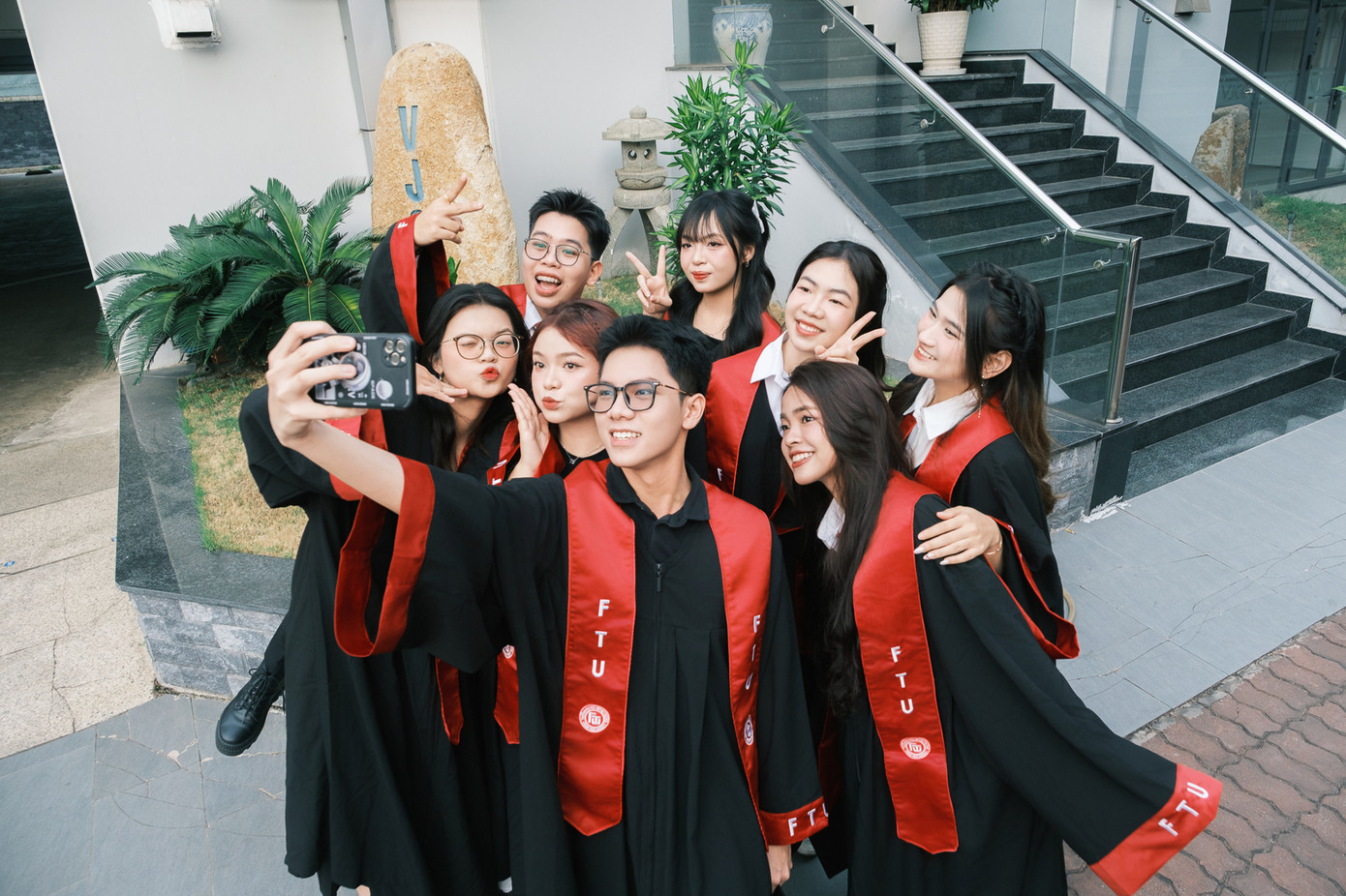 Ngày hôm đó, họ không còn là sinh viên tất bật, mà là những người bạn đứng cạnh nhau – cười, ôm, và sống chậm lại.