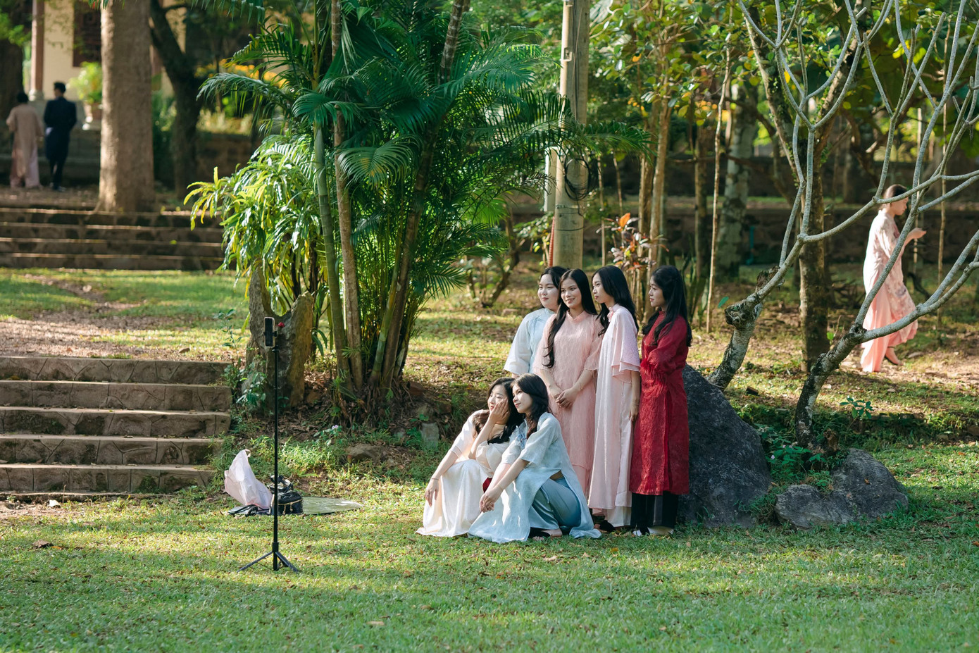 Nhóm bạn trẻ cùng nhau lưu lại kỷ niệm bằng một bộ ảnh Tết dễ thương.