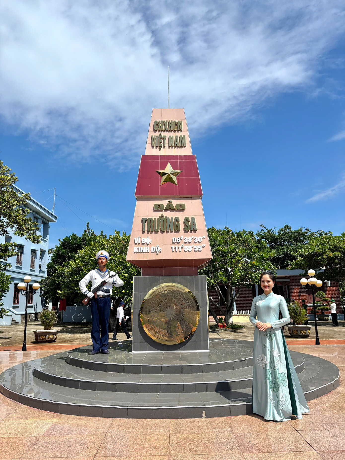 Ánh mắt và nụ cười Thu Lương khi kể về Trường Sa – Một tình cảm chân thành, sâu đậm đã khơi dậy trong cô niềm tự hào và trách nhiệm lớn lao của người nghệ sĩ. Ánh mắt và nụ cười Thu Lương khi kể về Trường Sa – Một tình cảm chân thành, sâu đậm đã khơi dậy trong cô niềm tự hào và trách nhiệm lớn lao của người nghệ sĩ.