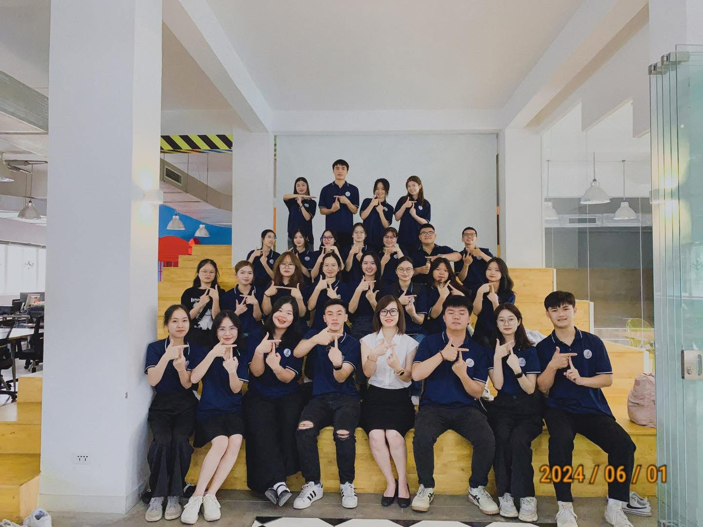 Hà Trang cùng TS. Nguyễn Thị Oanh và các bạn sinh viên trong CLB Khởi nghiệp Trường Đại học Thuỷ lợi.