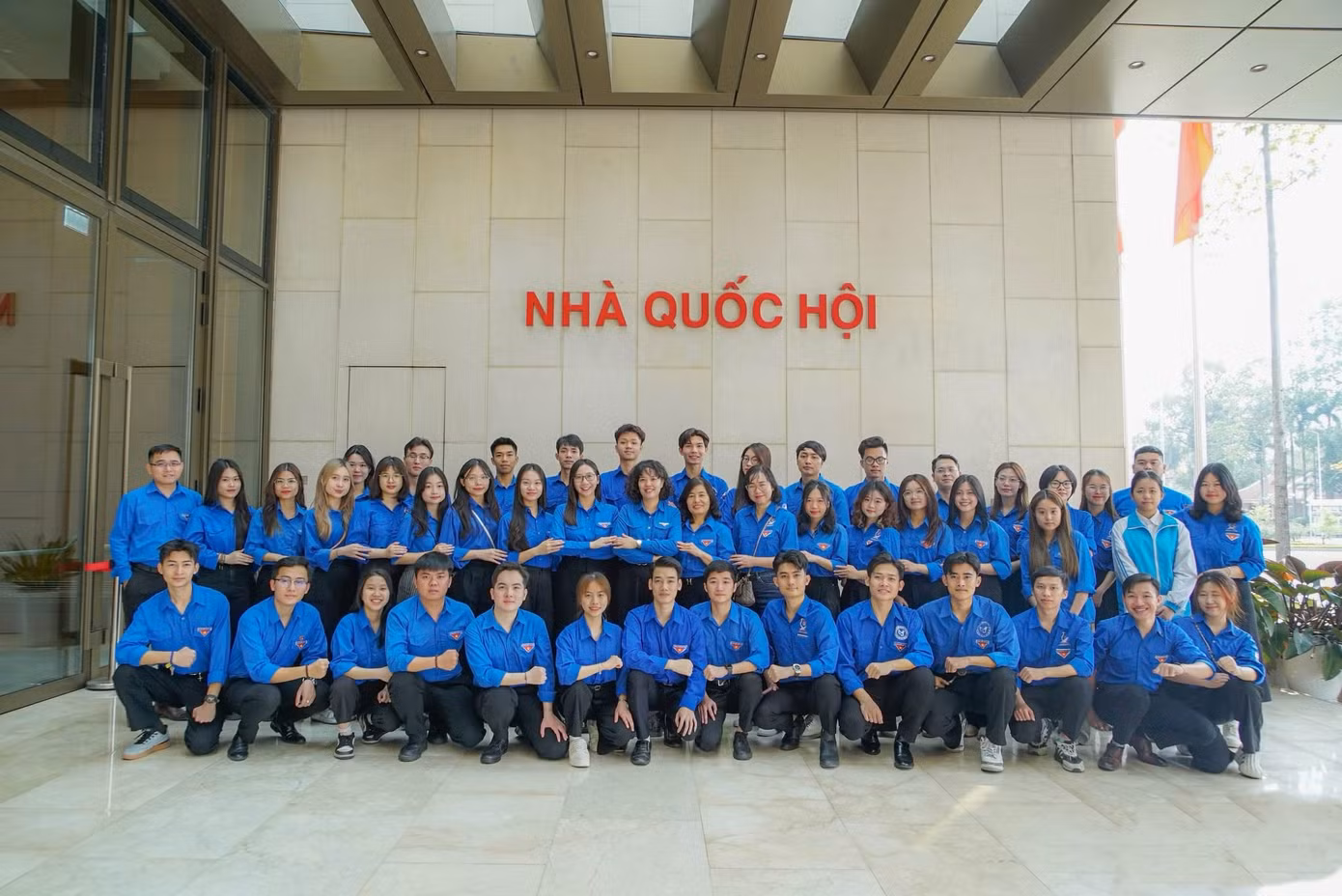 Hà Trang cùng các cán bộ Đoàn - Hội tham quan nhà Quốc hội chào mừng lễ kỷ niệm 94 năm ngày thành lập Đoàn TNCS Hồ Chí Minh (26/3/1931-26/3/2025).