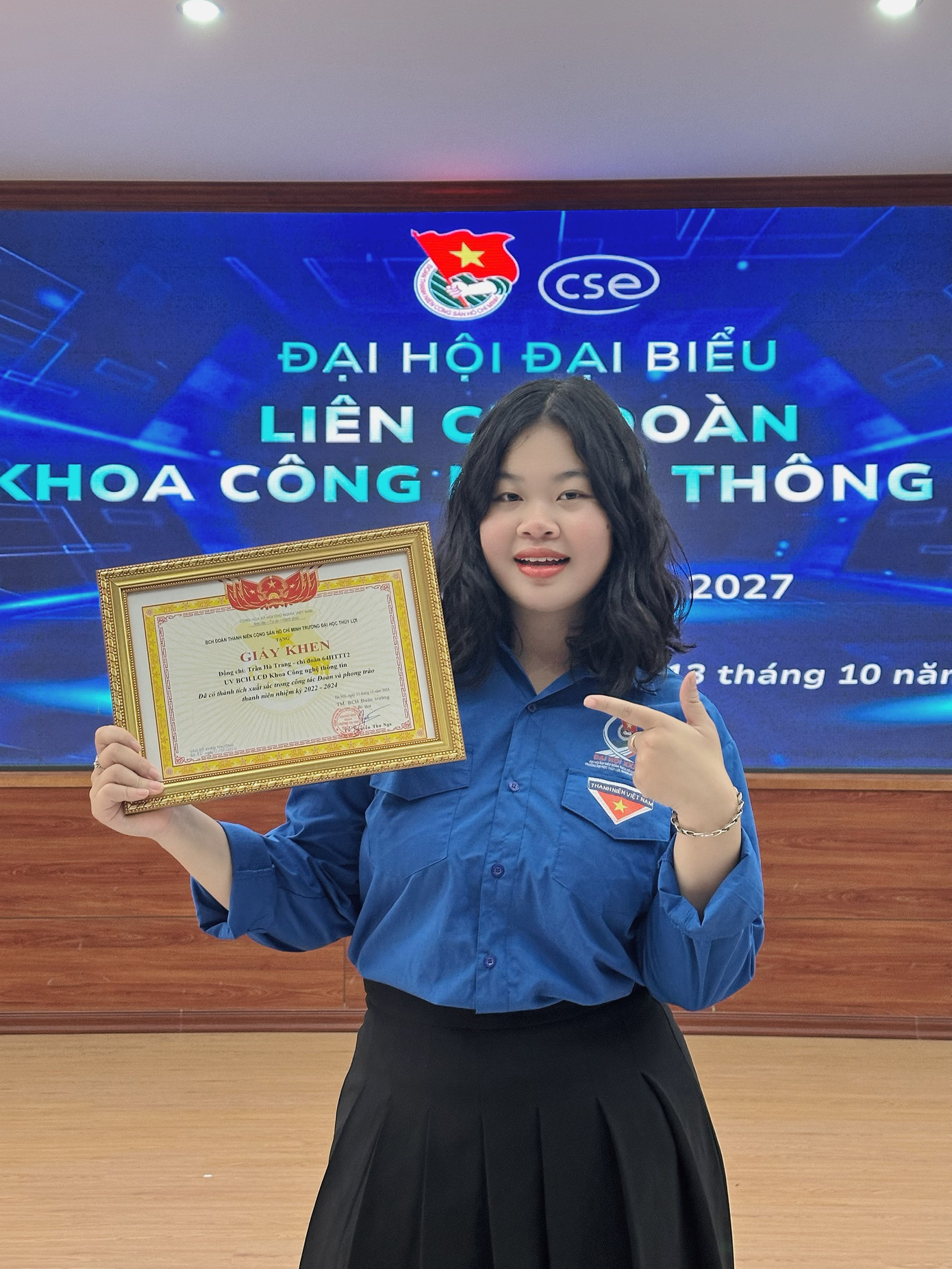Hà Trang nhận Giấy khen Đoàn TNCS HCM khen thưởng đạt thành tích xuất sắc trong công tác Đoàn và phong trào nhiệm kỳ 2022-2024.
