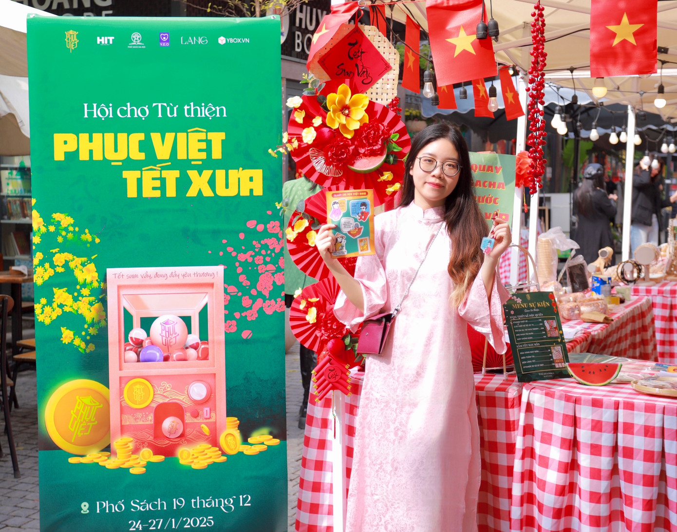 Hồng Ánh - Trưởng BTC Hội chợ Phục Việt Tết Xưa tại Phố Sách 19/12 Hà Nội. Hồng Ánh - Trưởng BTC Hội chợ Phục Việt Tết Xưa tại Phố Sách 19/12 Hà Nội.