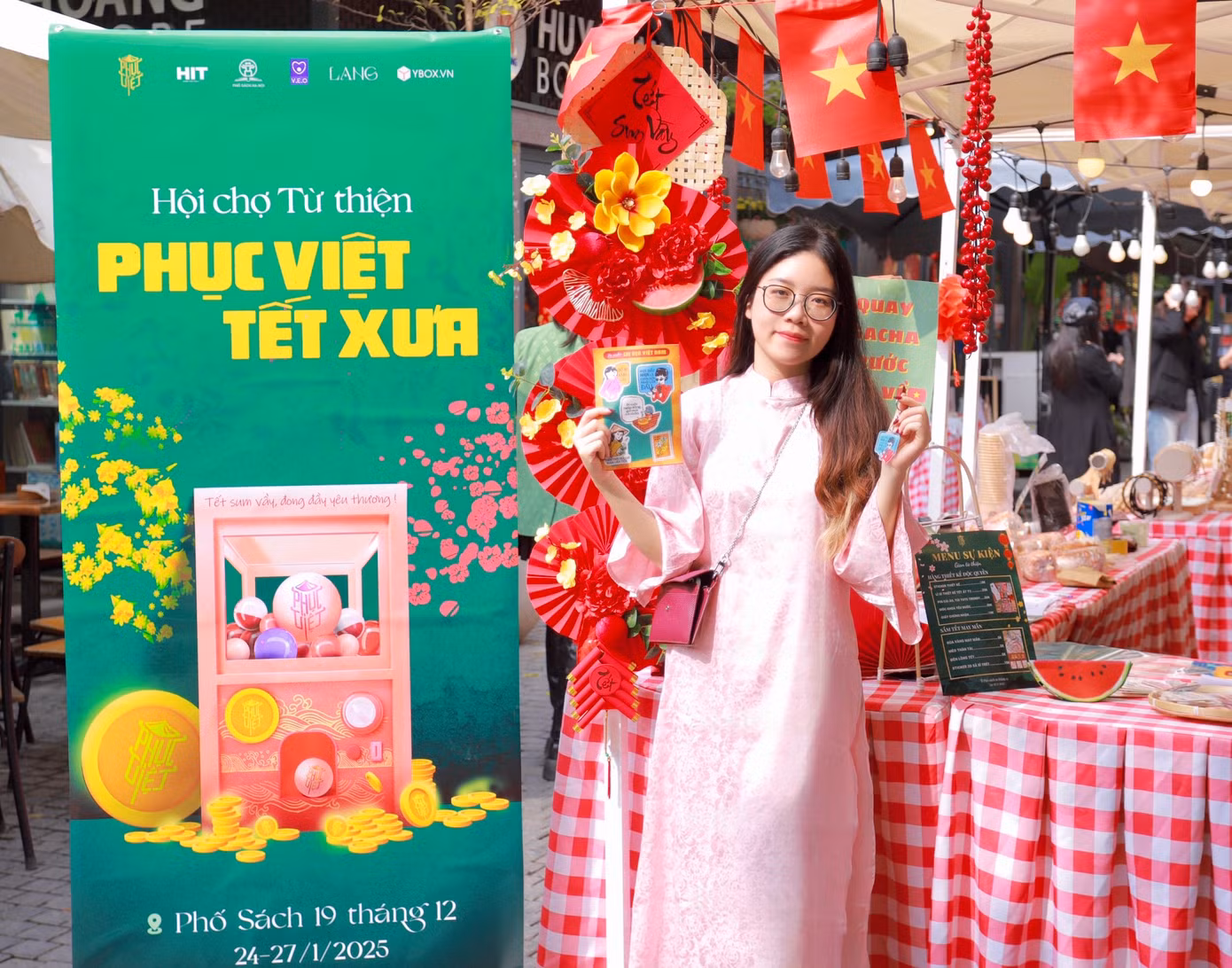 Hồng Ánh - Trưởng BTC Hội chợ Phục Việt Tết Xưa tại Phố Sách 19/12 Hà Nội.