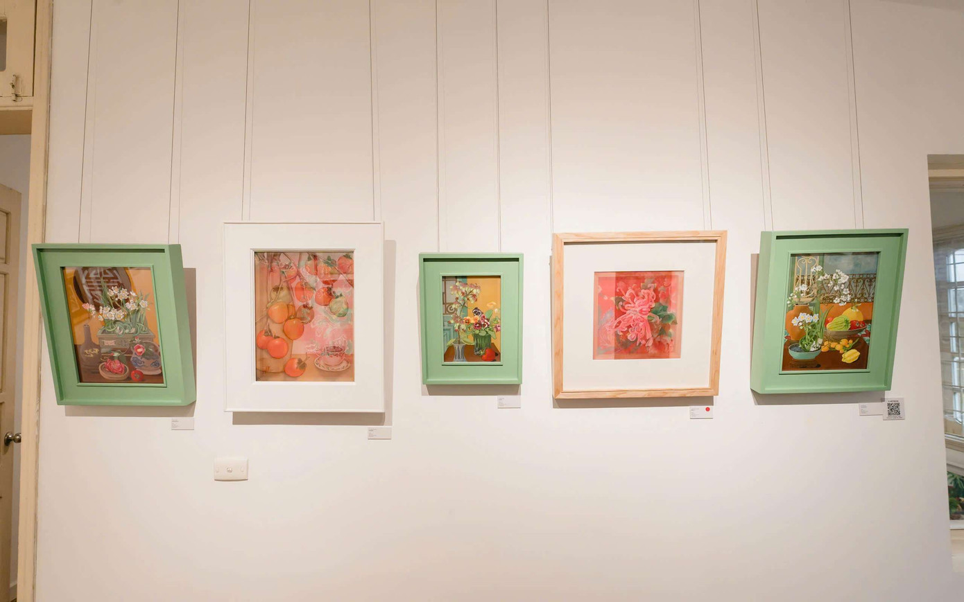 Tác phẩm “Bông cúc” và “Quả Hồng” được thể hiện bằng hai lớp lụa bởi nghệ sĩ Nguyễn Thị Huyền.