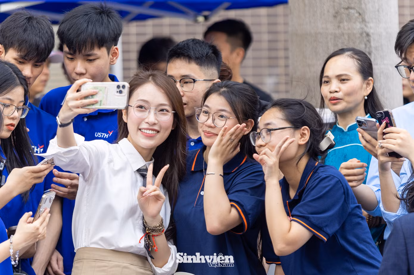 Những chia sẻ của MC Khánh Vy chính là động lực to lớn để các sĩ tử tự tin và bản lĩnh hơn trong tương lai. Những chia sẻ của MC Khánh Vy chính là động lực to lớn để các sĩ tử tự tin và bản lĩnh hơn trong tương lai.