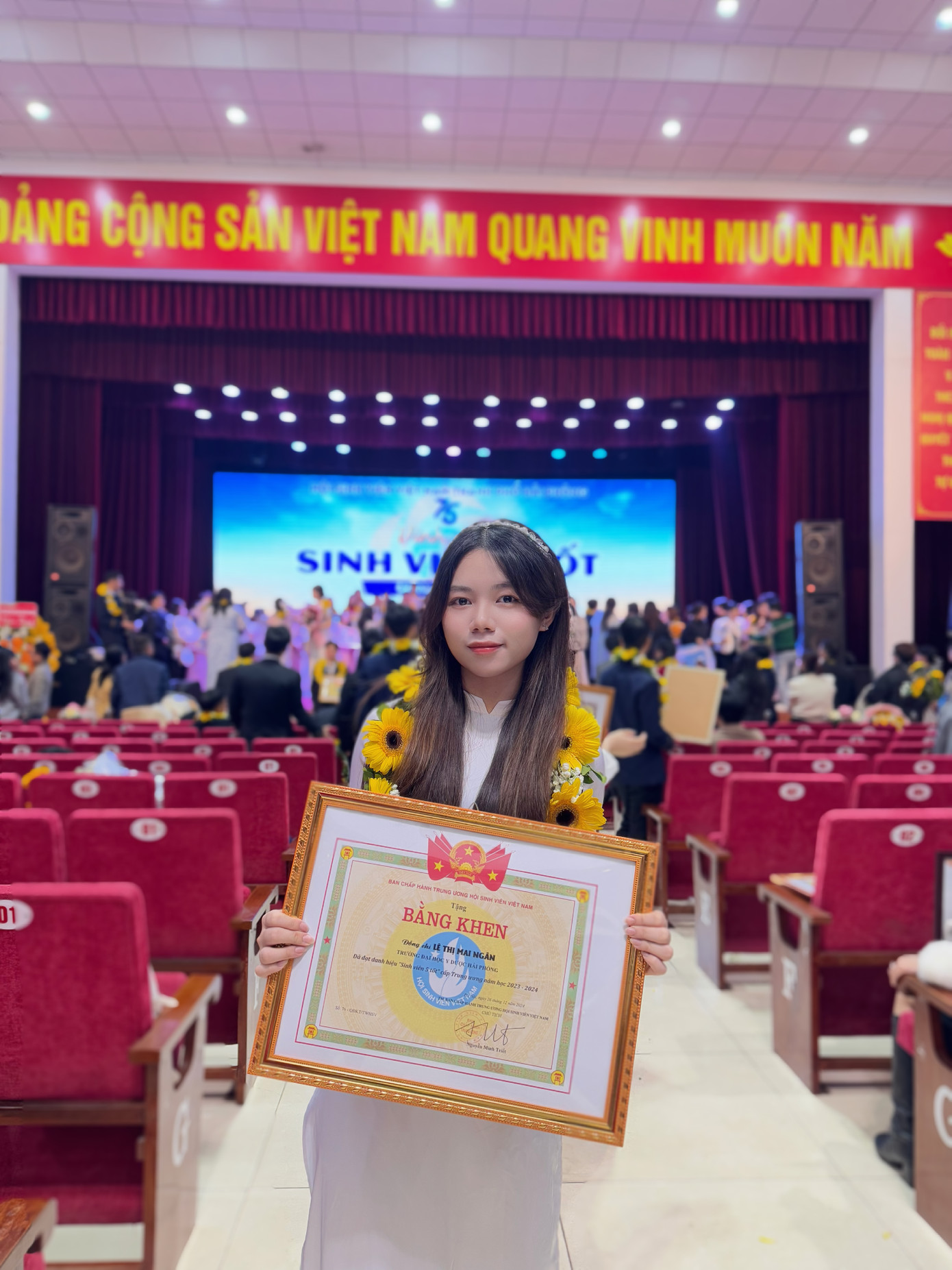 Mai Ngân vinh dự nhận danh hiệu Sinh viên 5 tốt cấp Trung ương năm học 2023 - 2024.