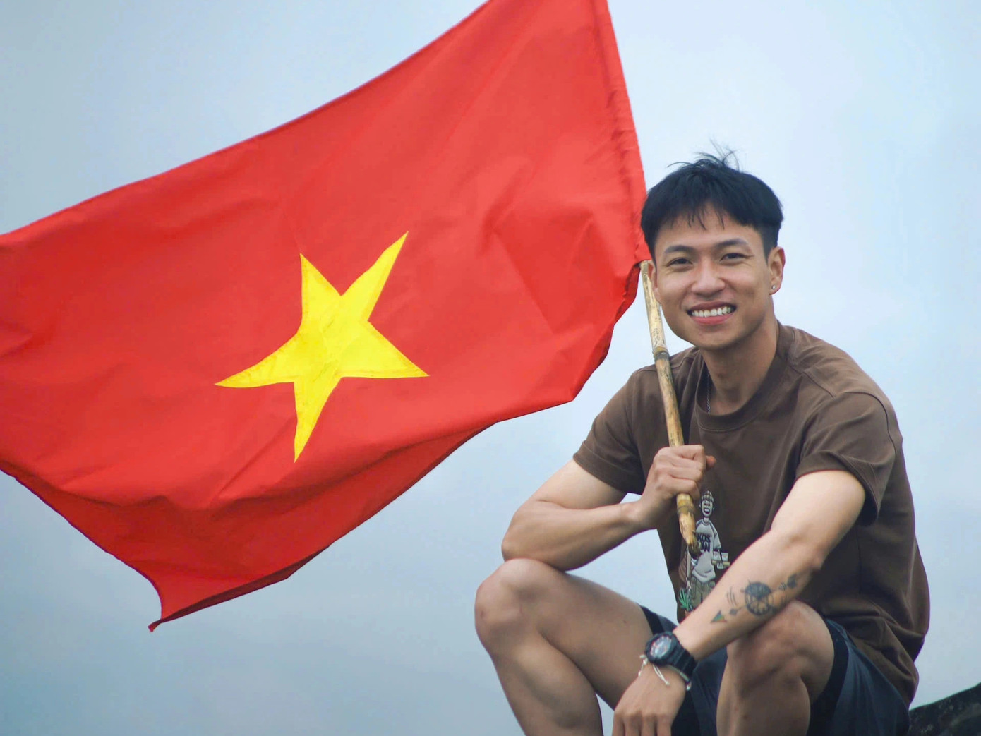 “Bạn chỉ có một cuộc đời thôi – đừng sống theo khuôn mẫu người khác.” – lời Quang Hải dành cho chính mình ở tuổi 20 và cũng là lời nhắn gửi tới những người trẻ đang loay hoay. “Bạn chỉ có một cuộc đời thôi – đừng sống theo khuôn mẫu người khác.” – lời Quang Hải dành cho chính mình ở tuổi 20 và cũng là lời nhắn gửi tới những người trẻ đang loay hoay.