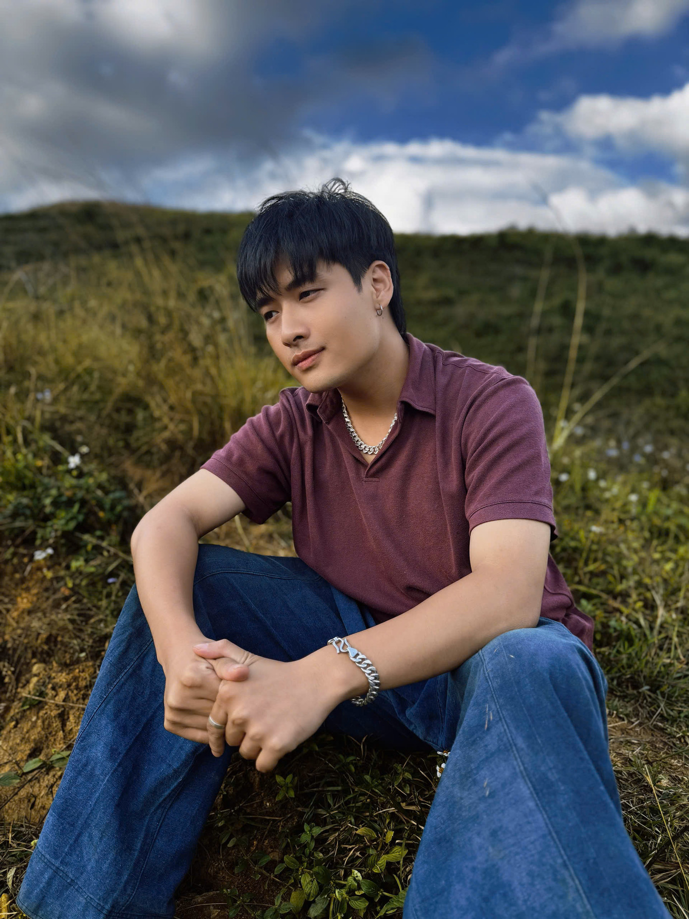 Đào Ánh trong vai Lầu Minh Vương, chàng trai bản nghịch ngợm nhưng đầy nhiệt huyết yêu nước trong bộ phim Không Thời Gian.