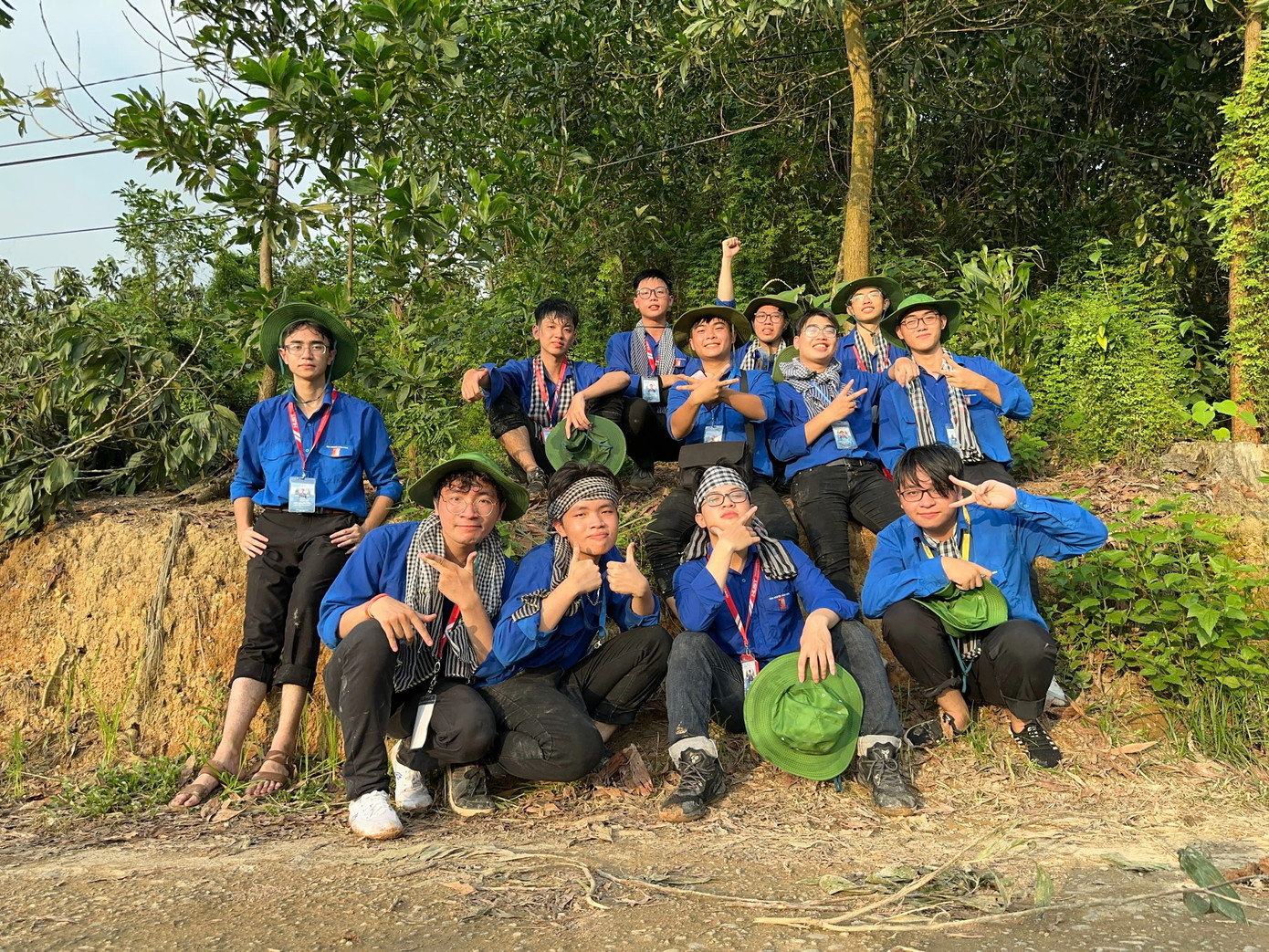 Minh Dương cùng các bạn sinh viên tham gia chiến dịch Mùa hè xanh tại Thái Nguyên.