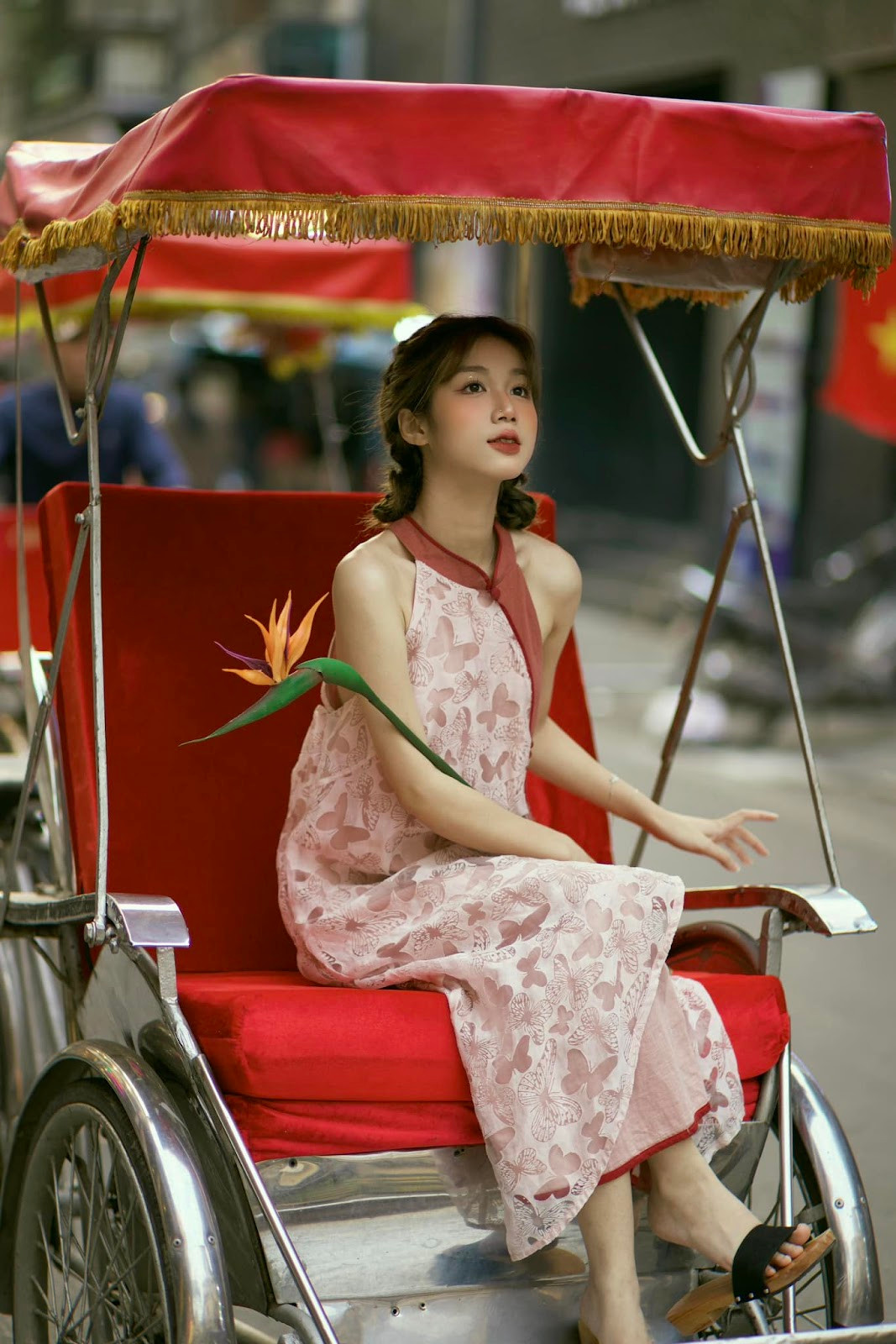 Võ Phi Minh đam mê chụp ảnh, không chỉ vì nghệ thuật mà còn vì mong muốn giữ gìn và giới thiệu vẻ đẹp văn hóa Việt, đặc biệt là tà áo dài qua ống kính của mình.