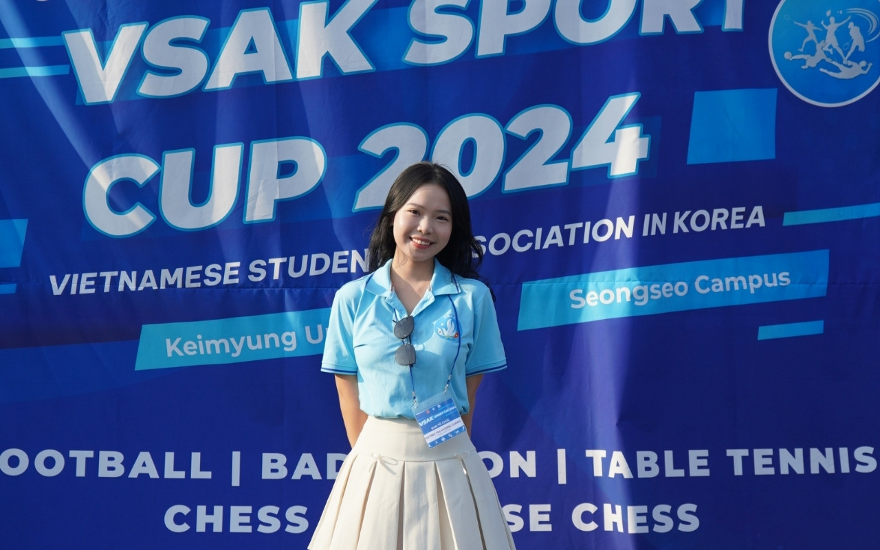 Hương Giang, hiện là Phó ban Tài chính, Ban Chấp hành Hội Sinh viên Việt Nam tại Hàn Quốc (VSAK), tại Đại hội Thể dục thể thao do VSAK tổ chức năm 2024. Hương Giang, hiện là Phó ban Tài chính, Ban Chấp hành Hội Sinh viên Việt Nam tại Hàn Quốc (VSAK), tại Đại hội Thể dục thể thao do VSAK tổ chức năm 2024.