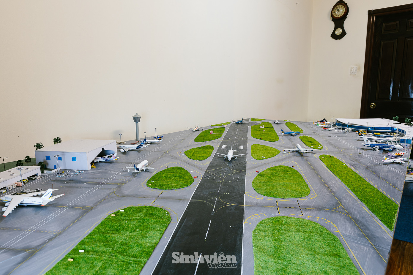 Mô hình sân bay của Dương có kích thước 2400mm x 1350mm, bao gồm đầy đủ các khu vực chức năng như nhà ga hành khách, ga hàng hóa, đường băng, đài kiểm soát không lưu... Điểm nhấn đặc biệt của sân bay là nhà ga hành khách được thiết kế theo hình dáng hoa lan trắng. Dương giải thích: "Mình muốn tạo ra một thiết kế khác biệt, không giống với bất kỳ mô hình sân bay nào khác."