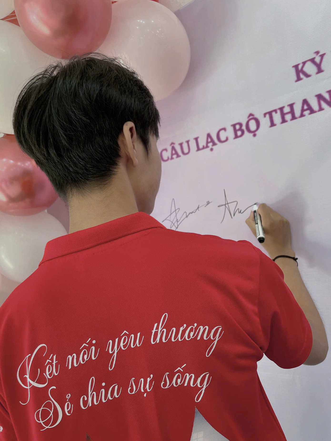 Quốc An chính thức trở thành Tuyên truyền viên Đội Thanh niên Vận động Hiến máu tỉnh Hải Dương, đánh dấu một bước ngoặt quan trọng trên hành trình cống hiến. Quốc An chính thức trở thành Tuyên truyền viên Đội Thanh niên Vận động Hiến máu tỉnh Hải Dương, đánh dấu một bước ngoặt quan trọng trên hành trình cống hiến.