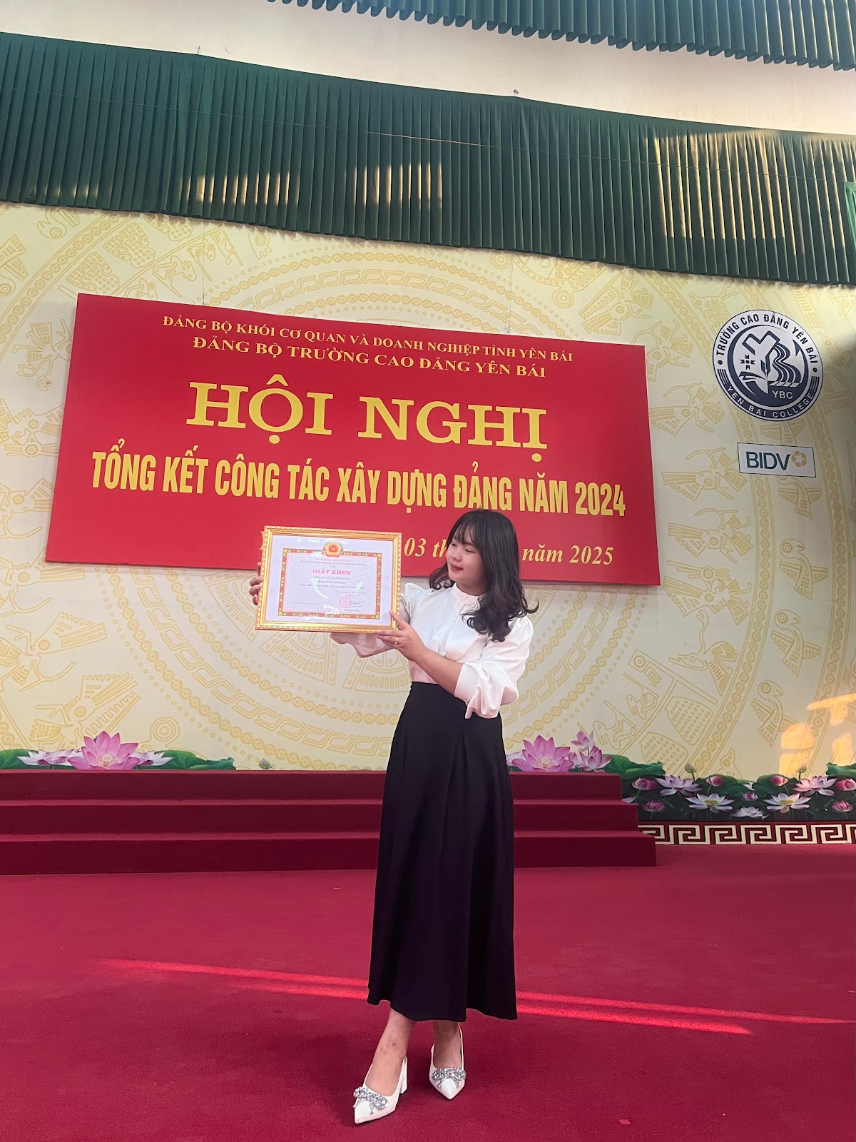 Thanh Huyền nhận bằng khen Đảng viên hoàn thành xuất sắc nhiệm vụ.