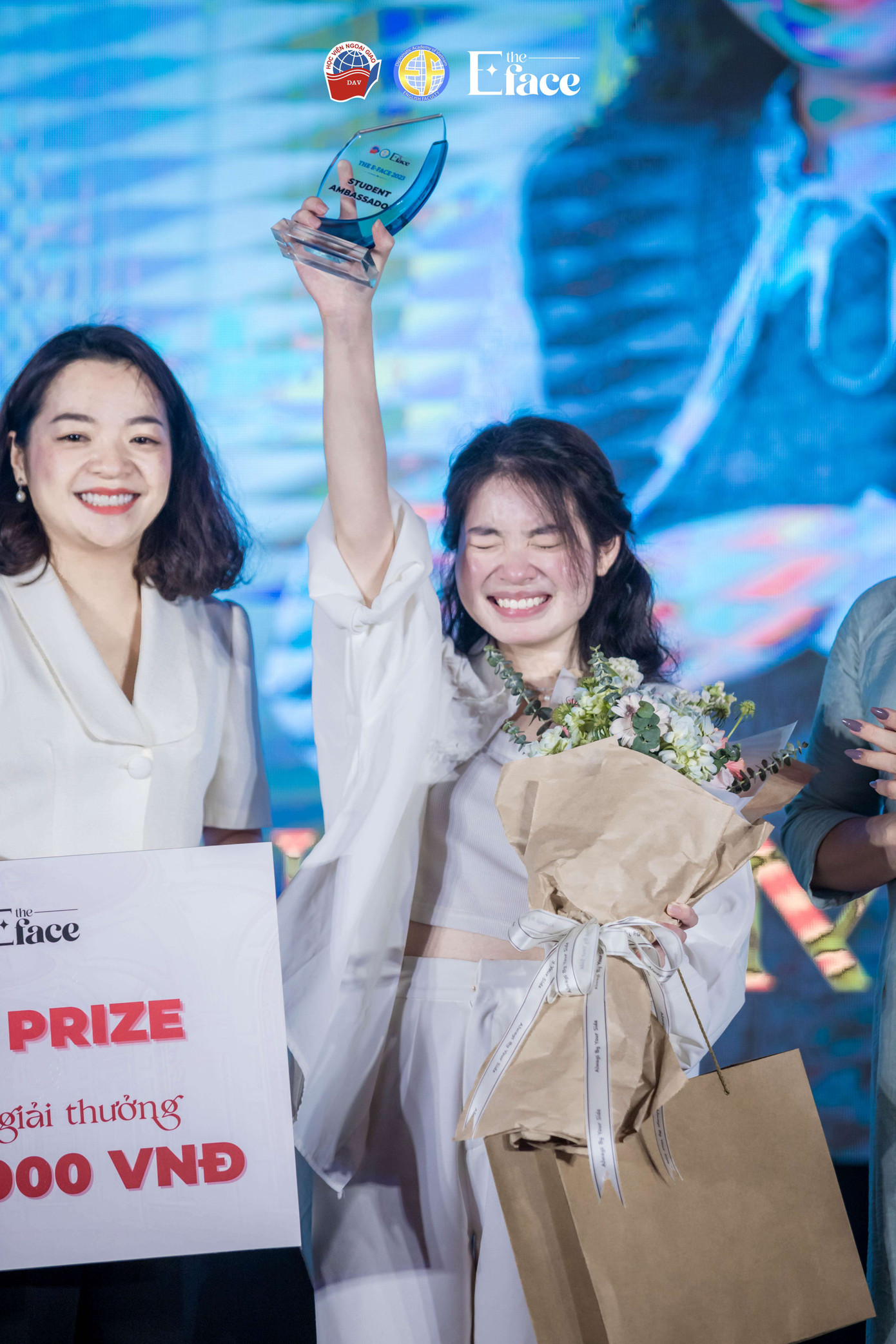 Nam Hương vỡ òa cảm xúc khi được vinh danh ngôi vị Quán quân của cuộc thi The EFACE.