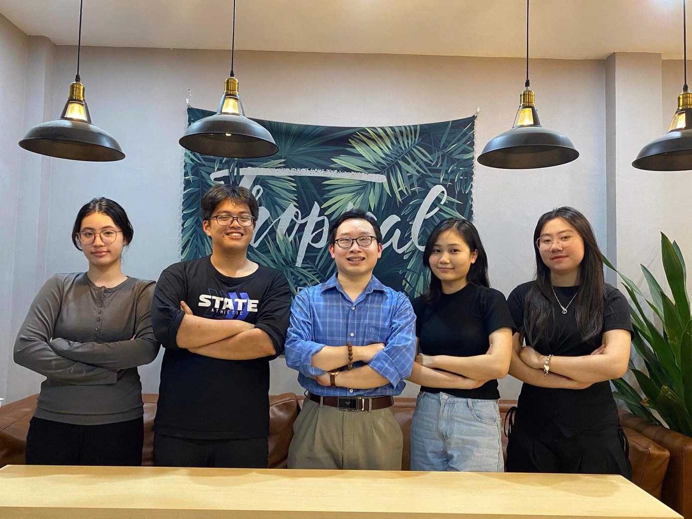 Thu An (đứng ngoài cùng từ phải sang) và nhóm nghiên cứu đề tài _Hành trình trải nghiệm du lịch của người khiếm thị tại Việt Nam.