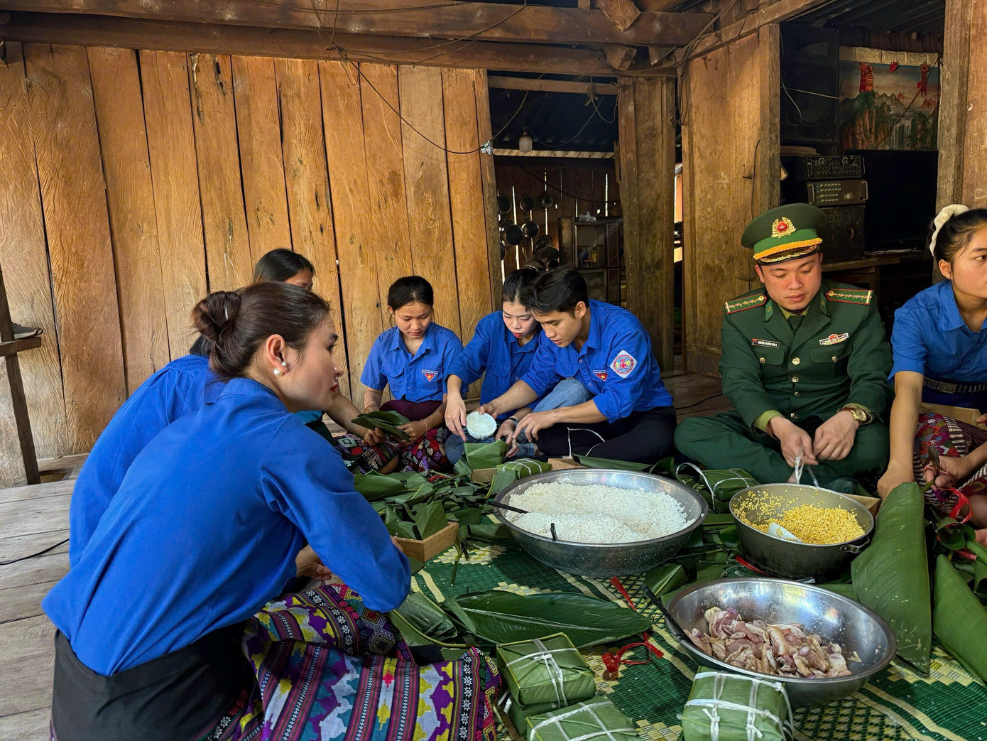 Ca sĩ Hồ Văn Kãnh còn cùng bà con biên giới tự tay gói những chiếc bánh chưng xanh ngày Tết. Ca sĩ Hồ Văn Kãnh còn cùng bà con biên giới tự tay gói những chiếc bánh chưng xanh ngày Tết.