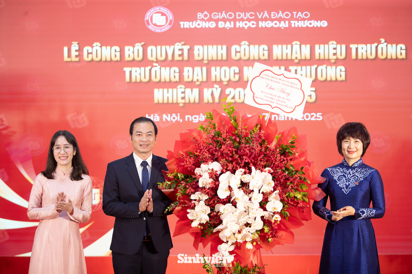 Các lãnh đạo cấp trên và tập thể lãnh đạo Nhà trường tặng hoa chúc mừng tân hiệu trưởng. Các lãnh đạo cấp trên và tập thể lãnh đạo Nhà trường tặng hoa chúc mừng tân hiệu trưởng.