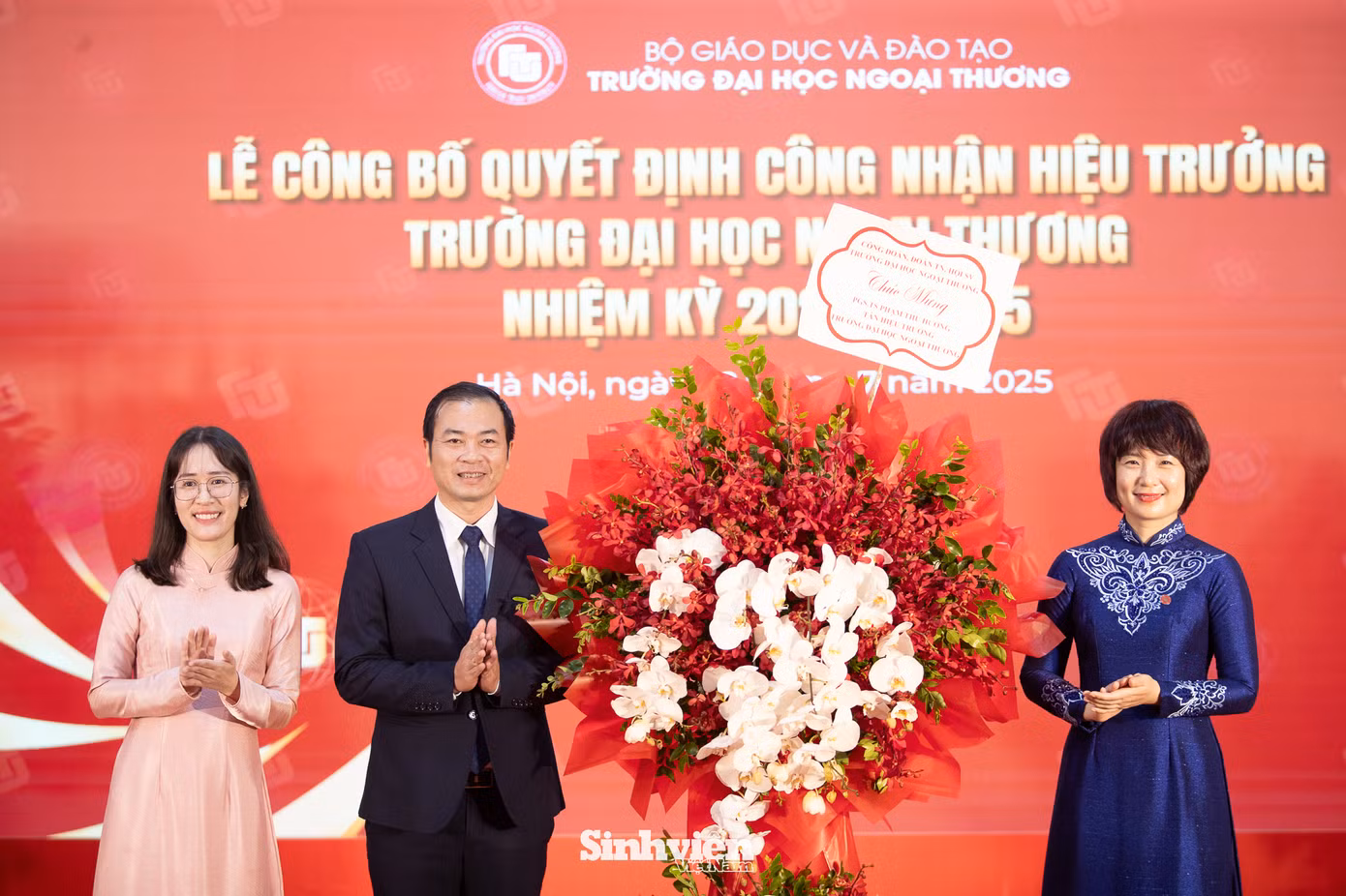Các lãnh đạo cấp trên và tập thể lãnh đạo Nhà trường tặng hoa chúc mừng tân hiệu trưởng. Các lãnh đạo cấp trên và tập thể lãnh đạo Nhà trường tặng hoa chúc mừng tân hiệu trưởng.