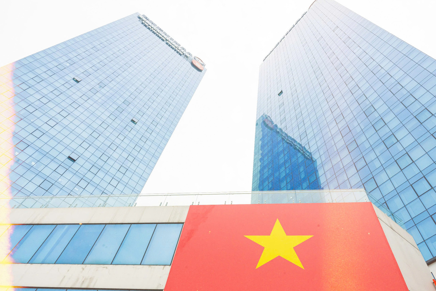 Ngàn lá cờ, triệu trái tim: Đại học Phenikaa rực rỡ sắc đỏ chào mừng 50 năm Giải phóng miền Nam, thống nhất đất nước ảnh 3