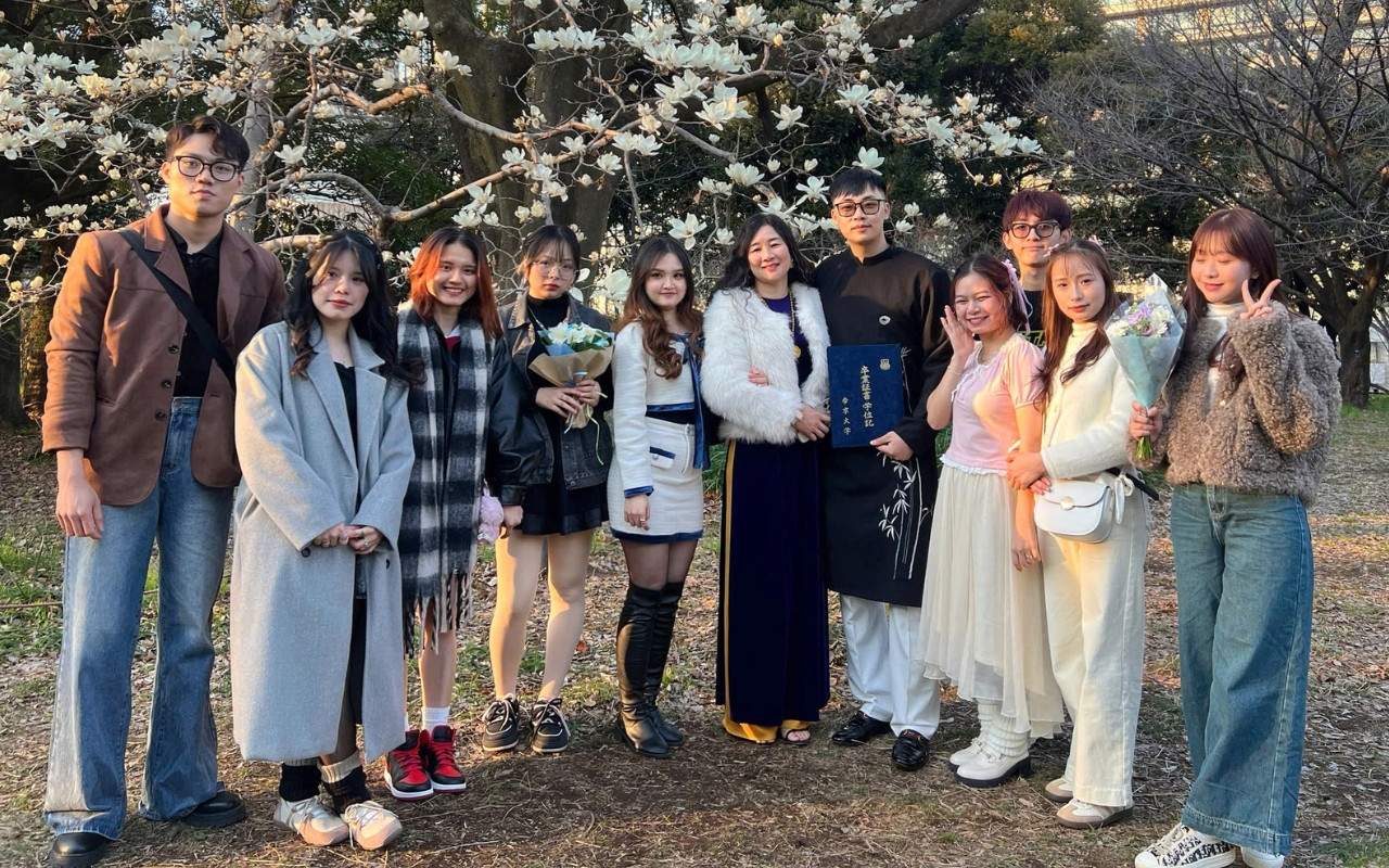 Mẹ của An từ Việt Nam sang Nhật và bạn bè đến chúc mừng cậu tại lễ tốt nghiệp đại học. Mẹ của An từ Việt Nam sang Nhật và bạn bè đến chúc mừng cậu tại lễ tốt nghiệp đại học.